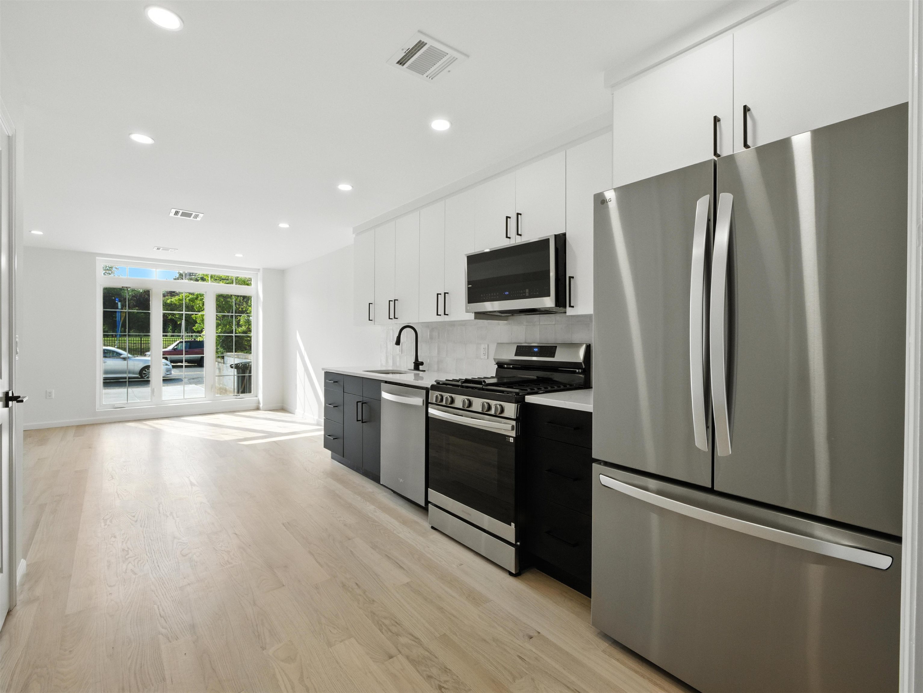 390 WEBSTER AVE Unit: 1