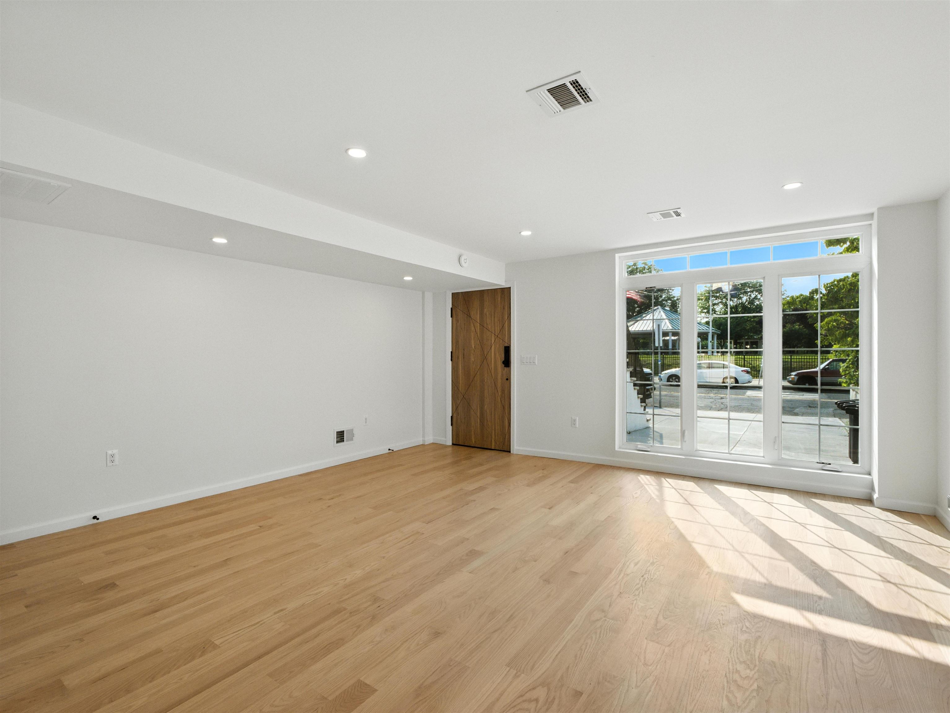 390 WEBSTER AVE Unit: 1