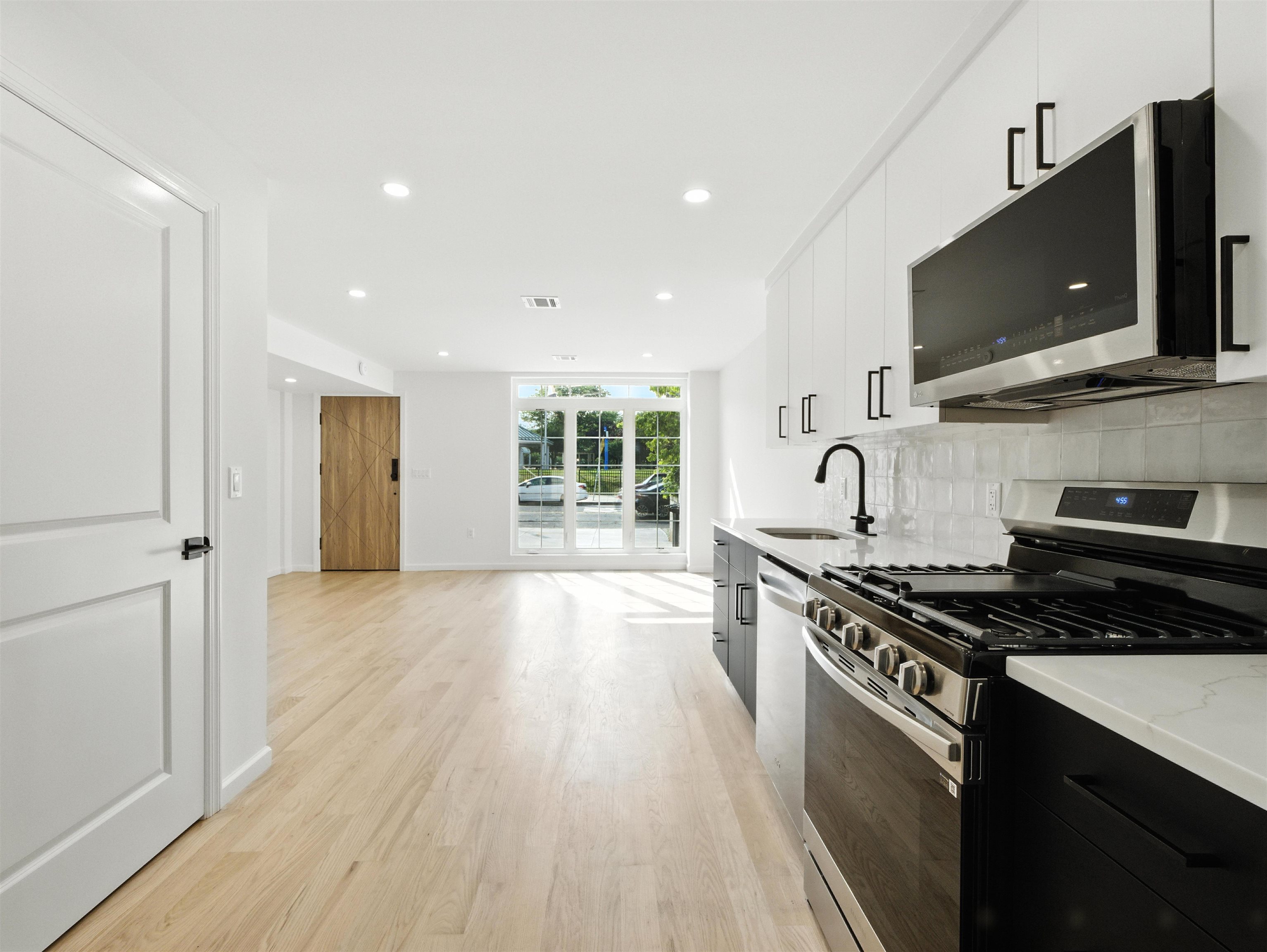 390 WEBSTER AVE Unit: 1