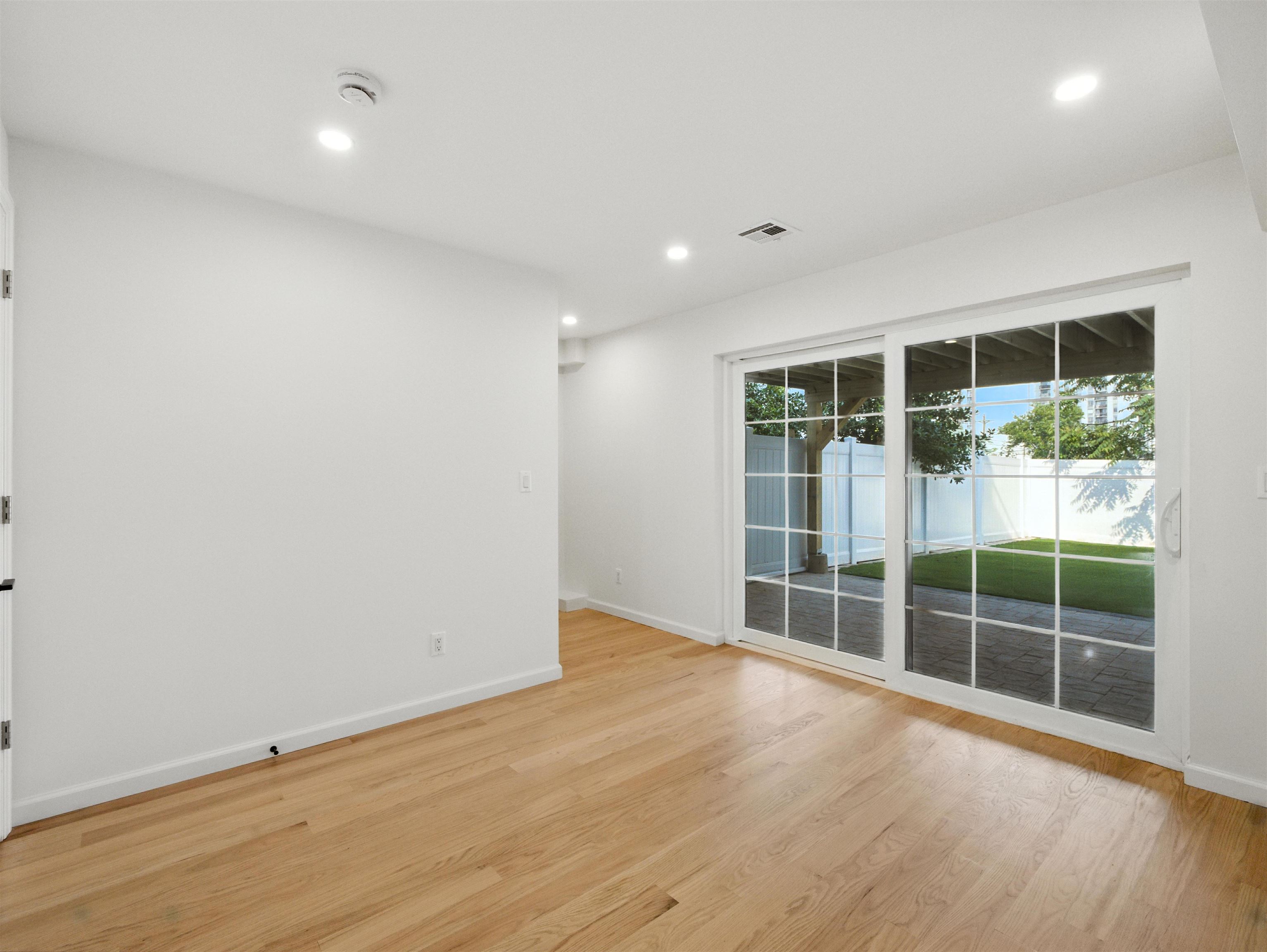 390 WEBSTER AVE Unit: 1