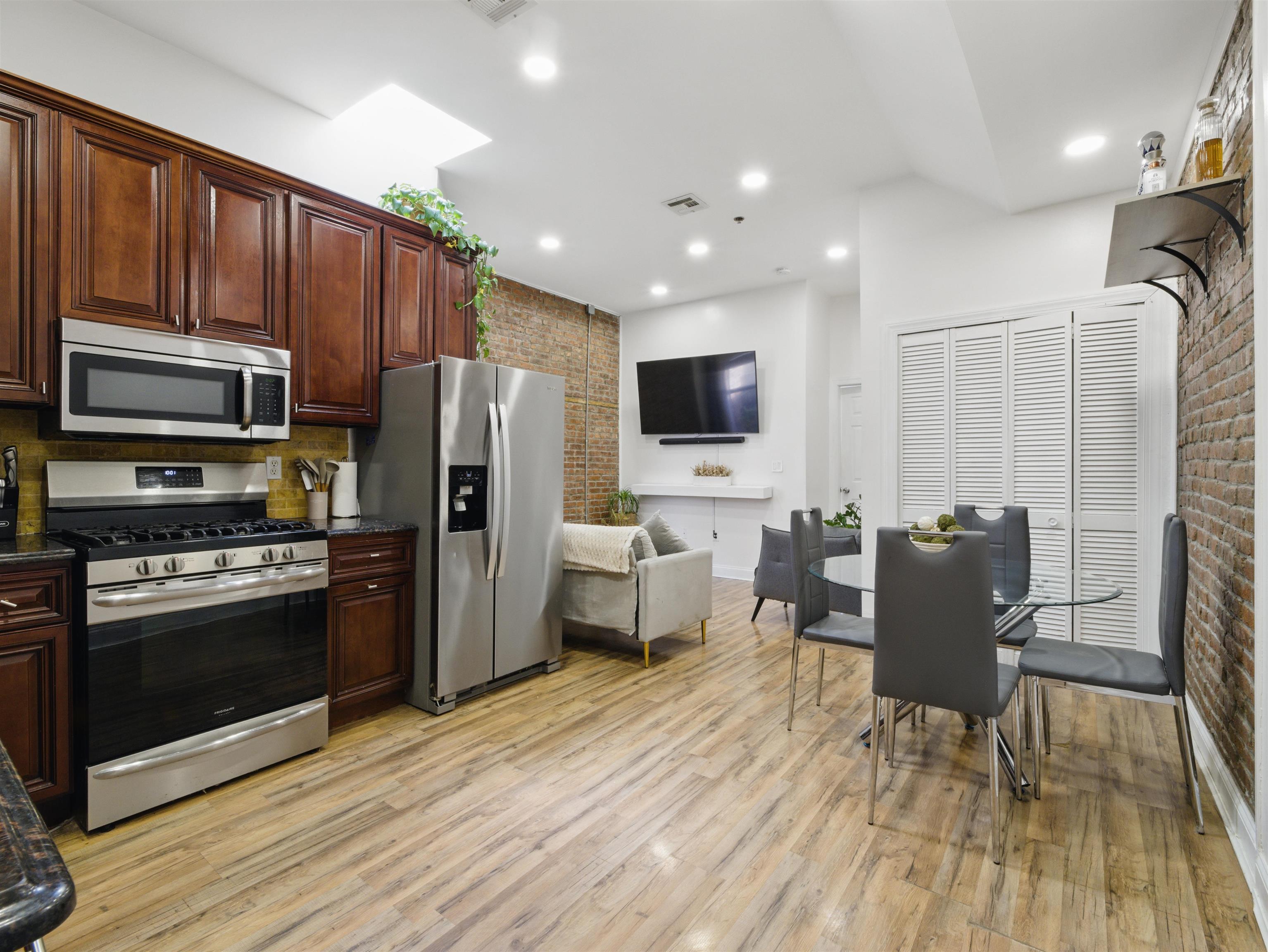 77 CRESCENT AVE Unit: 8