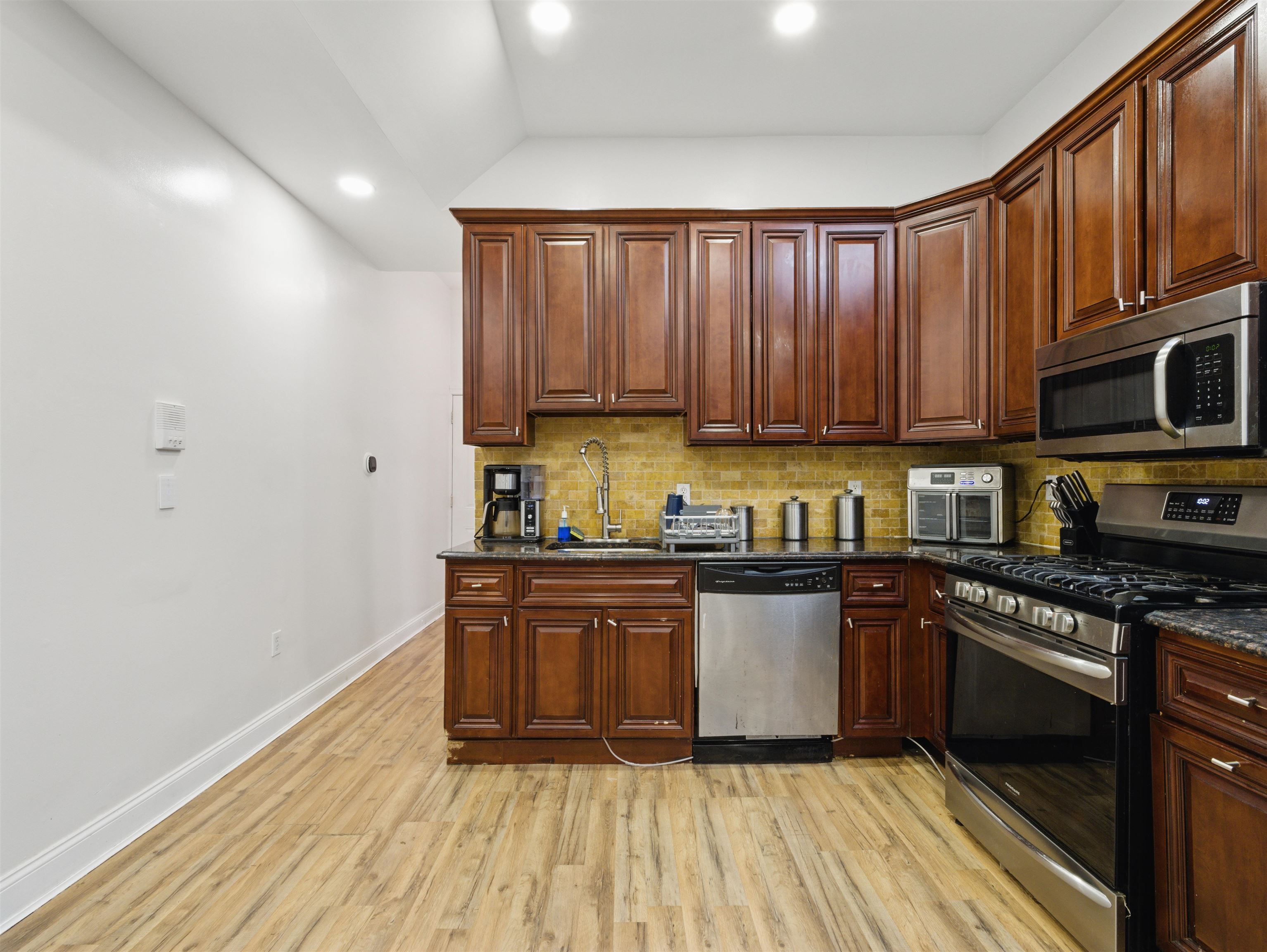 77 CRESCENT AVE Unit: 8