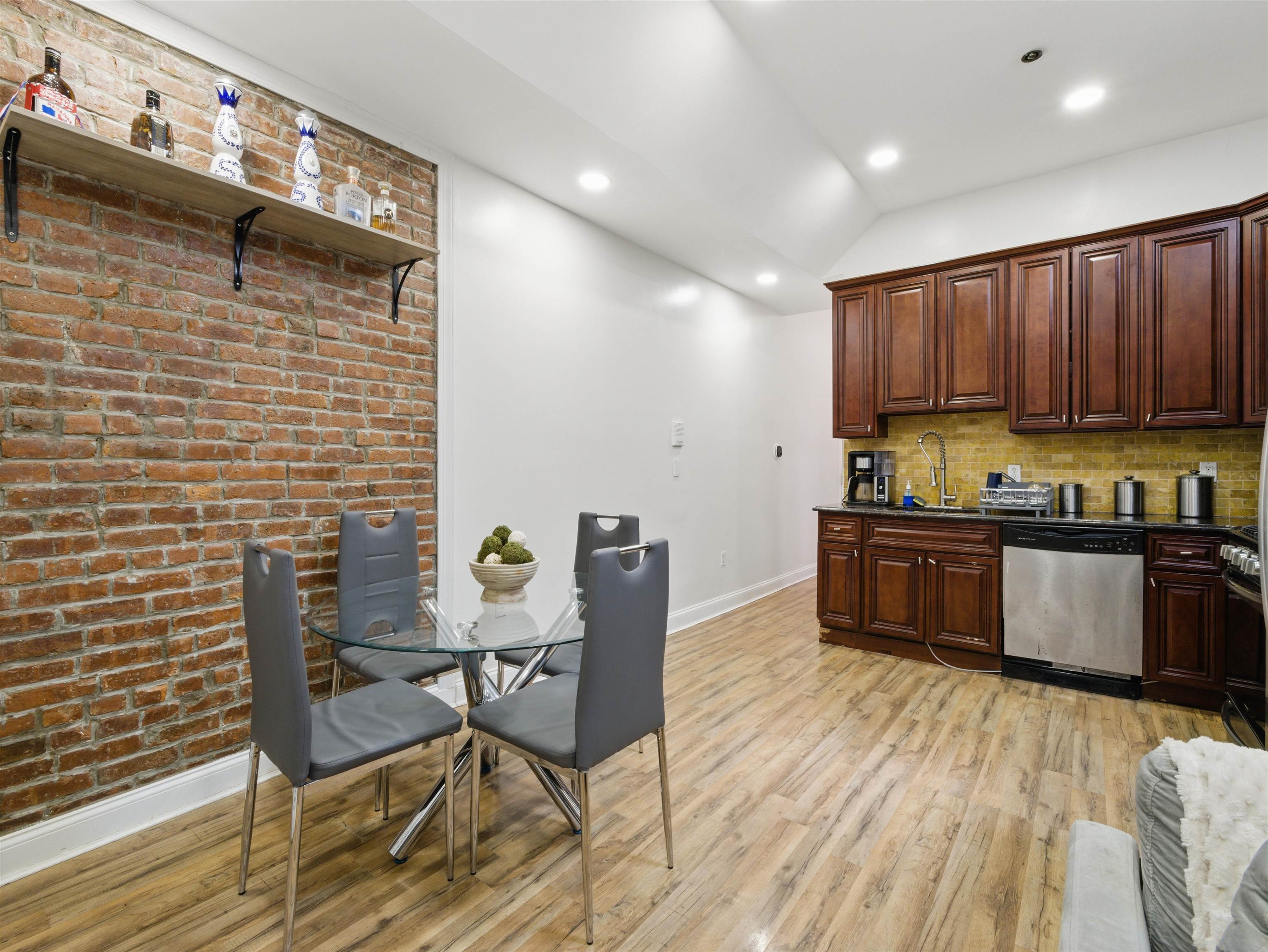 77 CRESCENT AVE Unit: 8