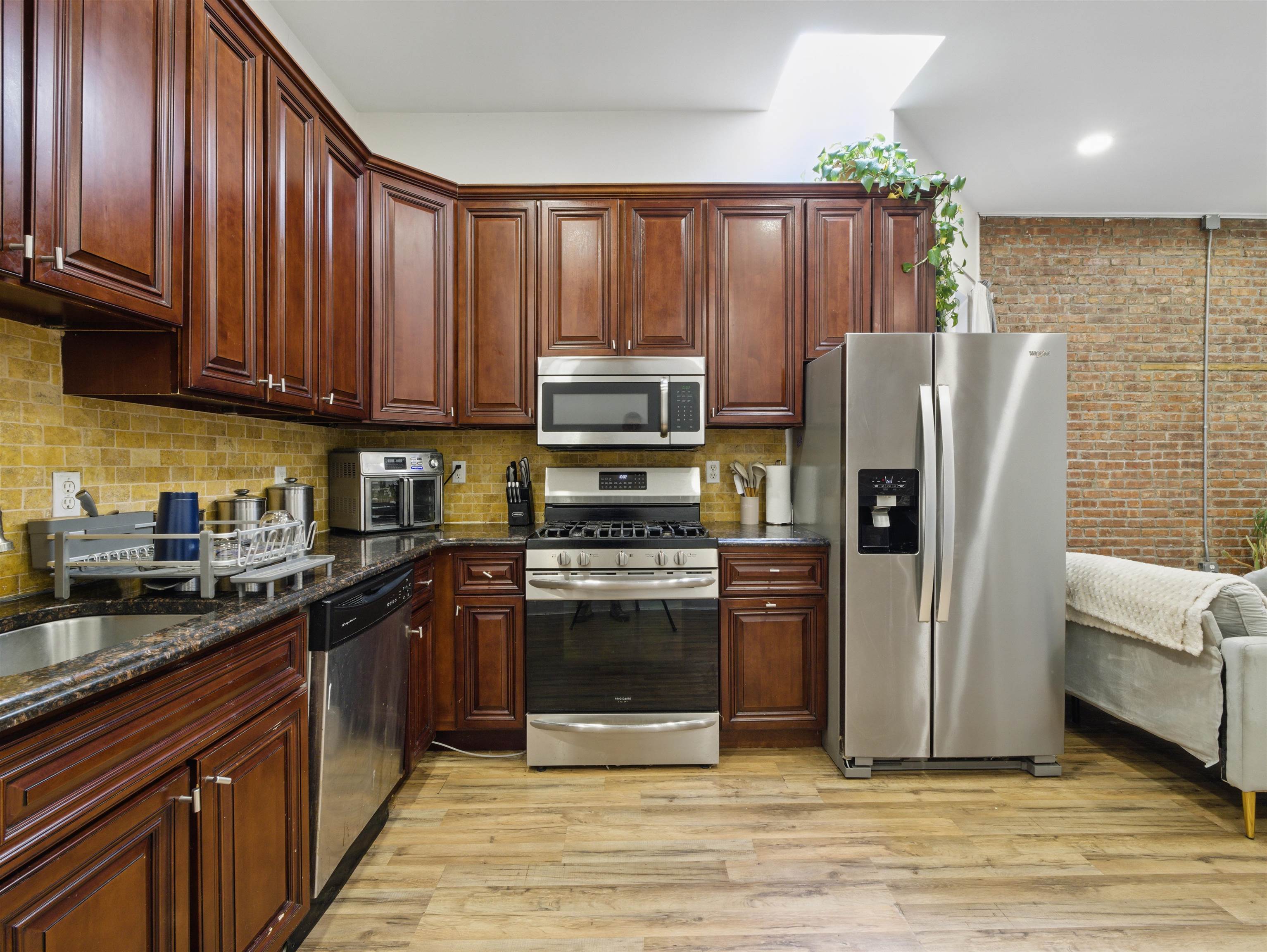 77 CRESCENT AVE Unit: 8
