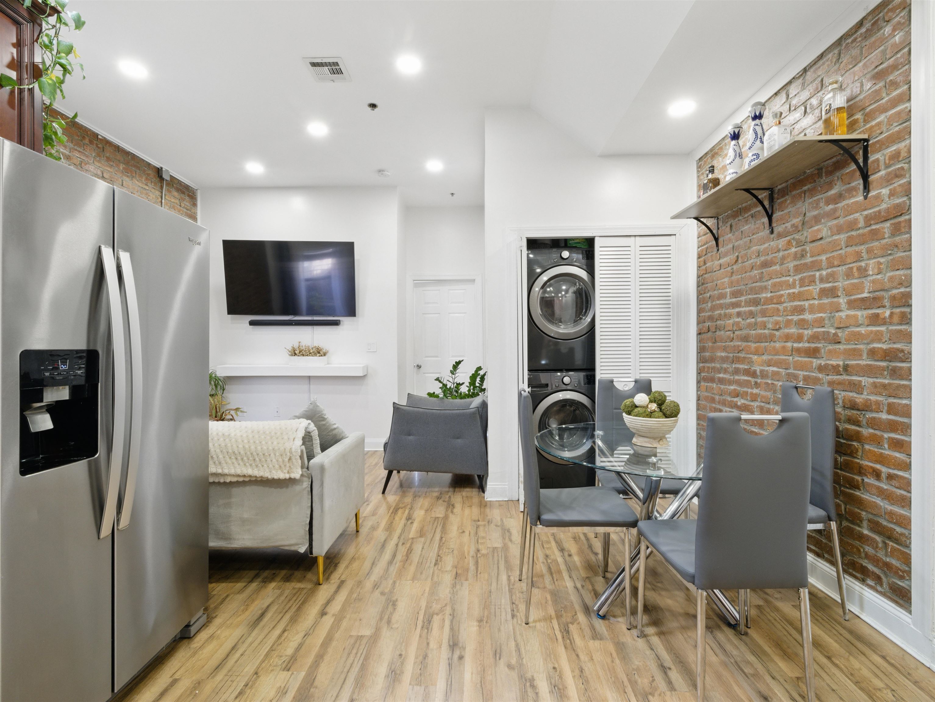 77 CRESCENT AVE Unit: 8