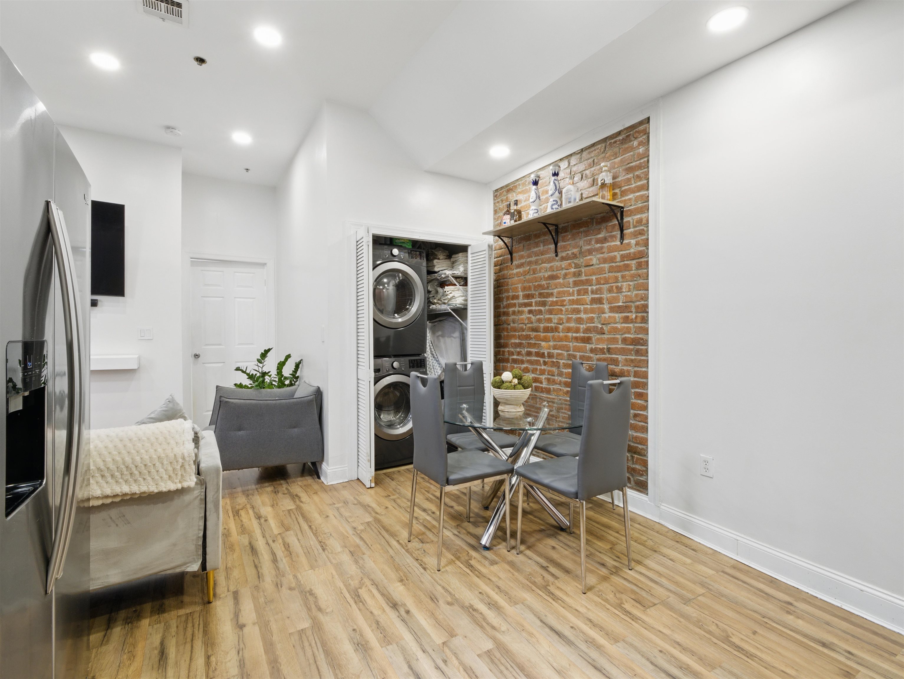 77 CRESCENT AVE Unit: 8