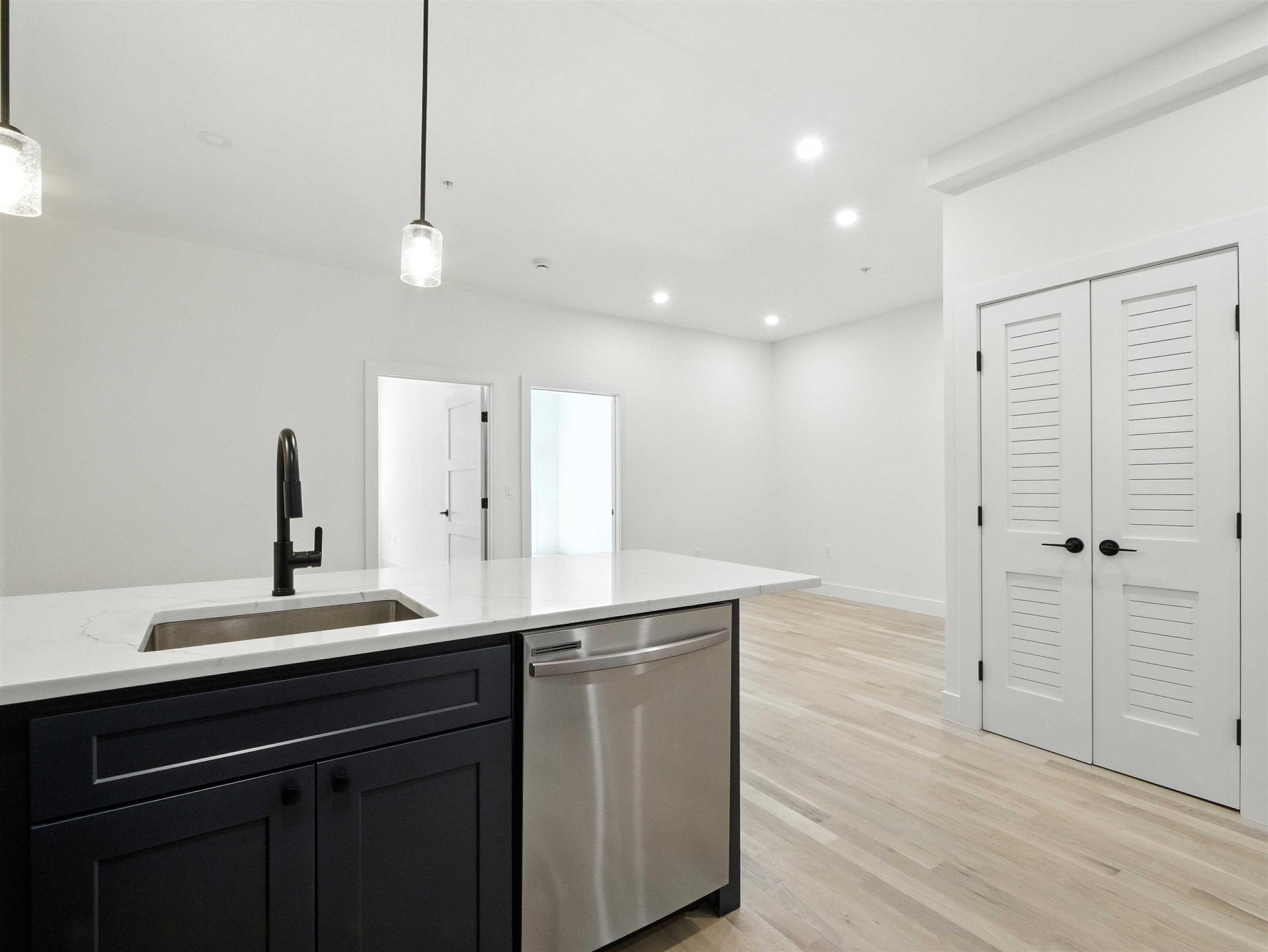 633 NEWARK AVE Unit: 201