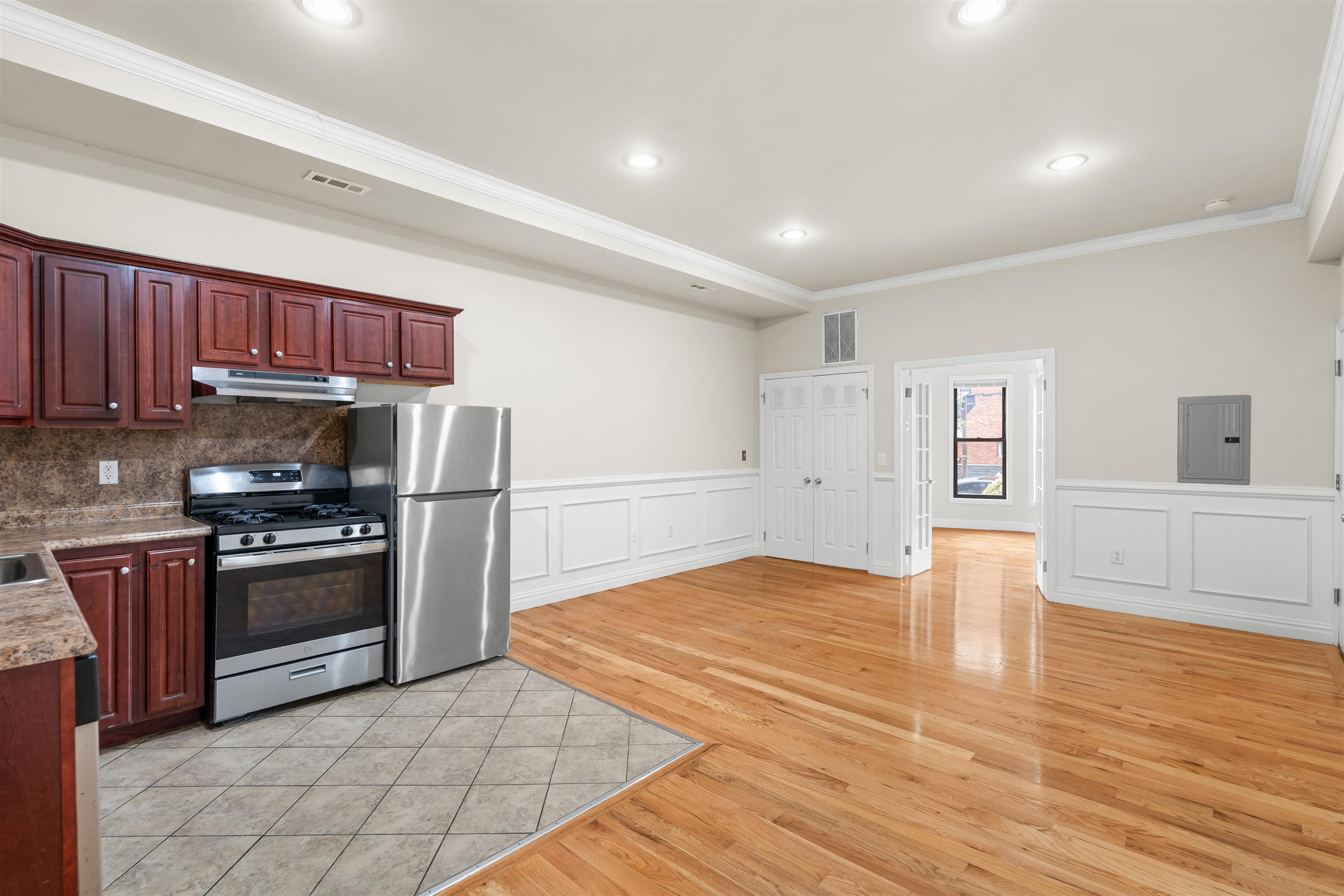 2402 PALISADE AVE Unit: APT 2