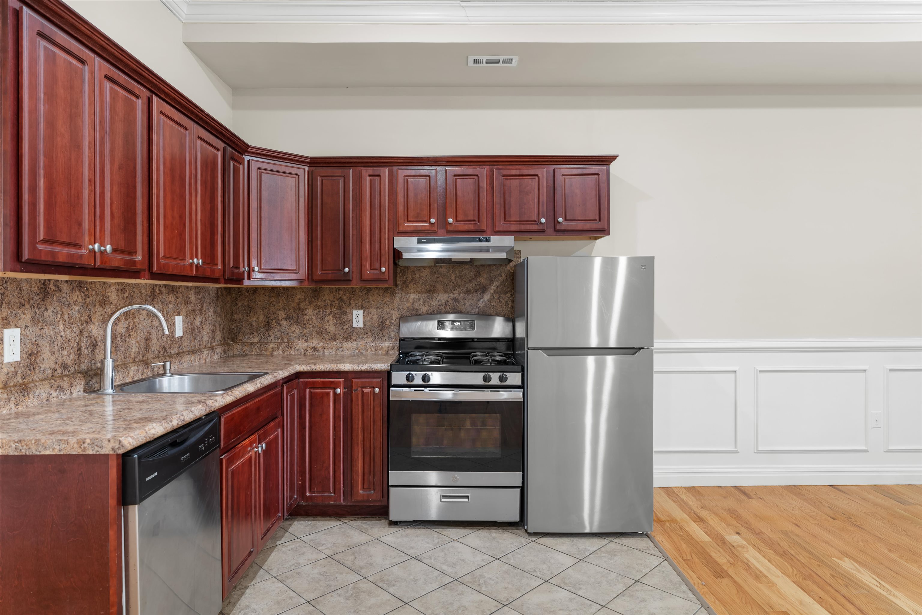 2402 PALISADE AVE Unit: APT 2