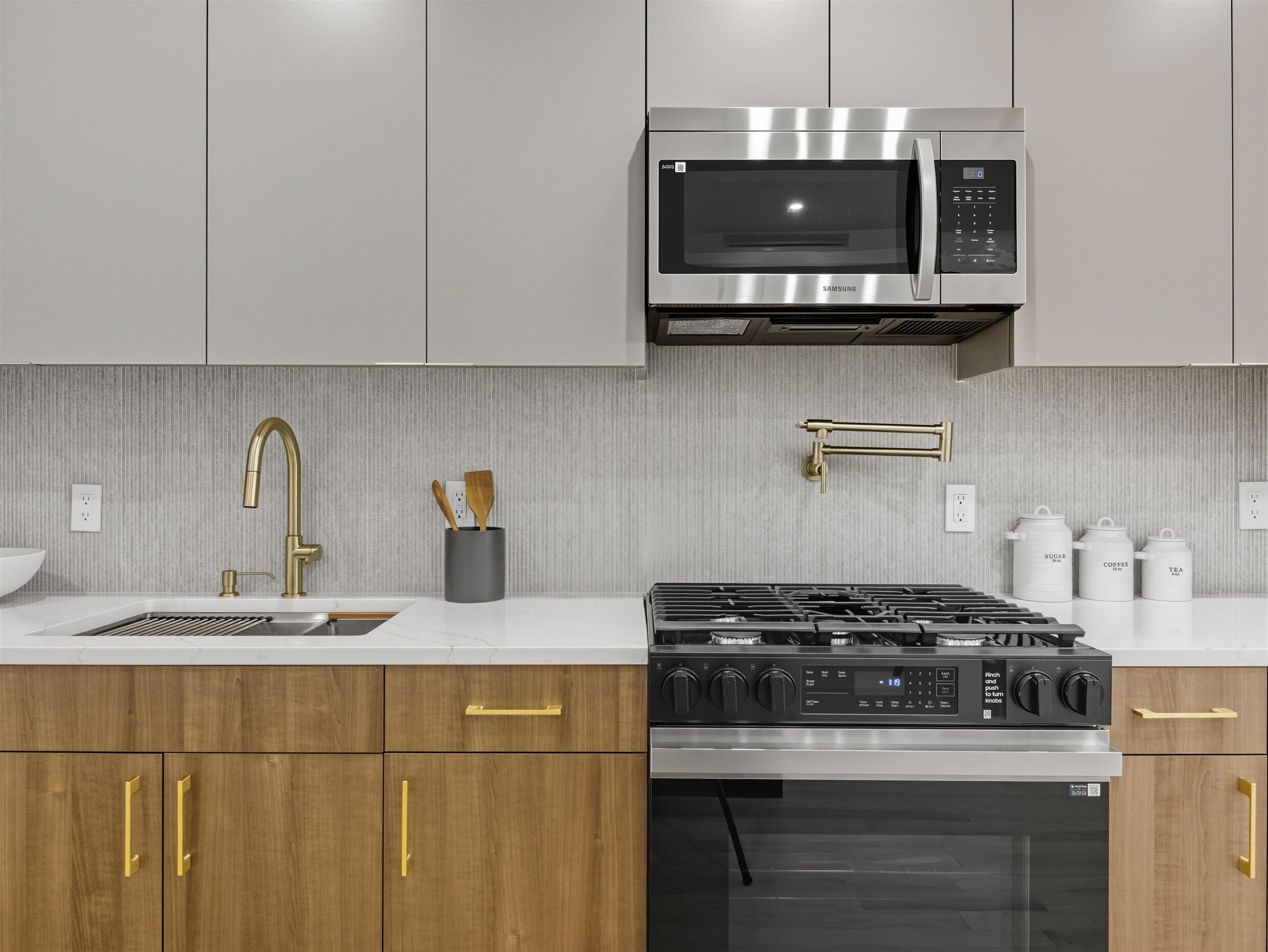 29 ARMSTRONG AVE Unit: 1L