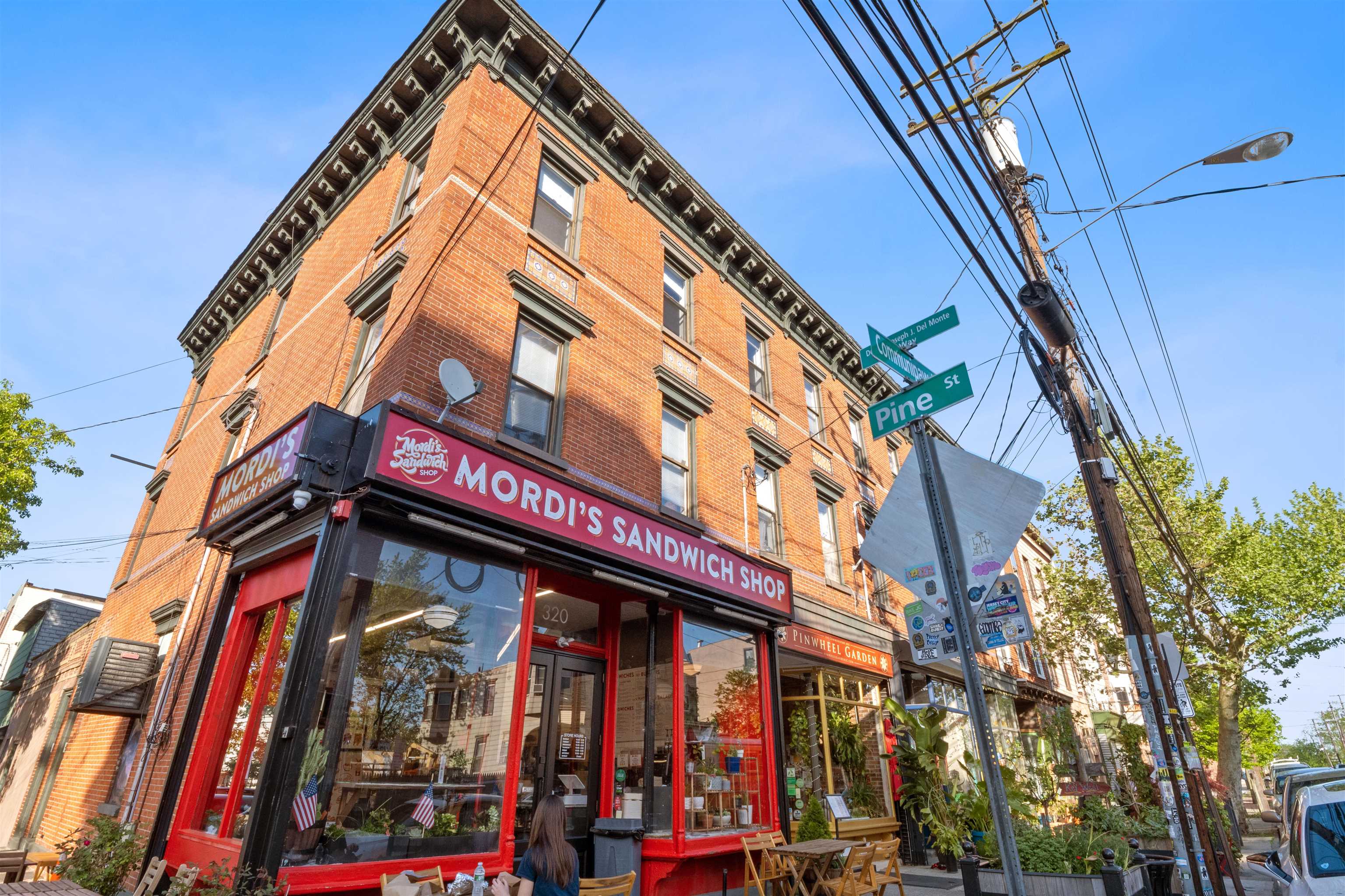 29 ARMSTRONG AVE Unit: 1L