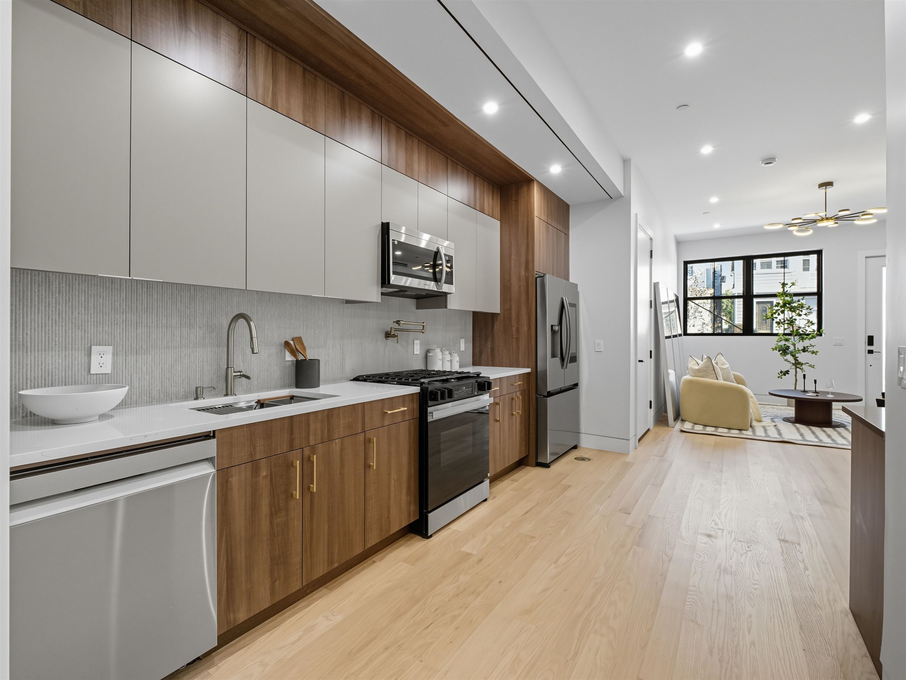 29 ARMSTRONG AVE Unit: 1L