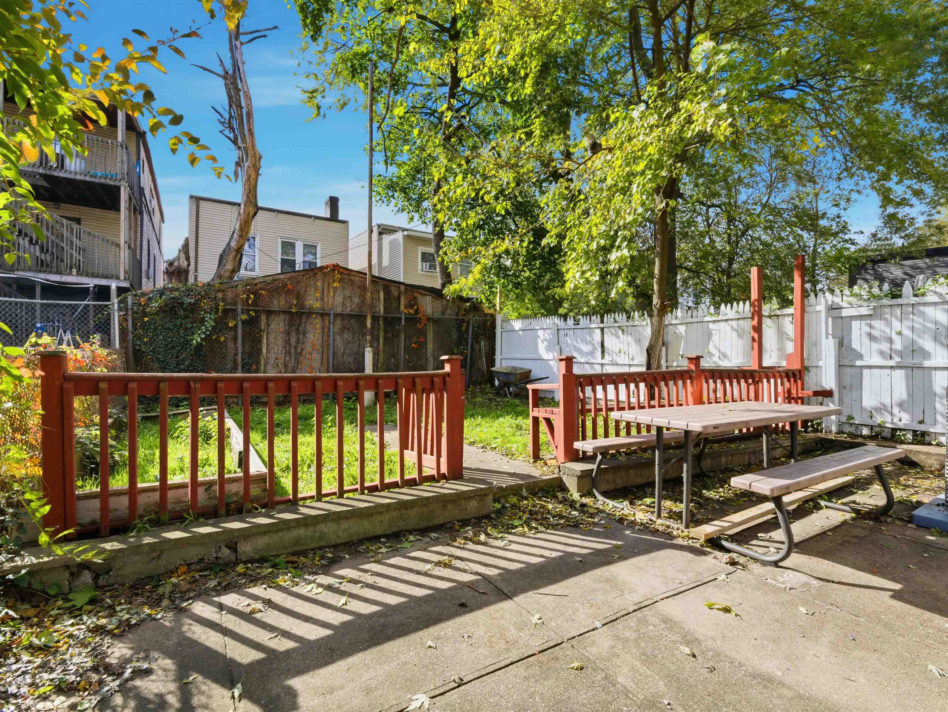 23 BAYVIEW AVE Unit: 1