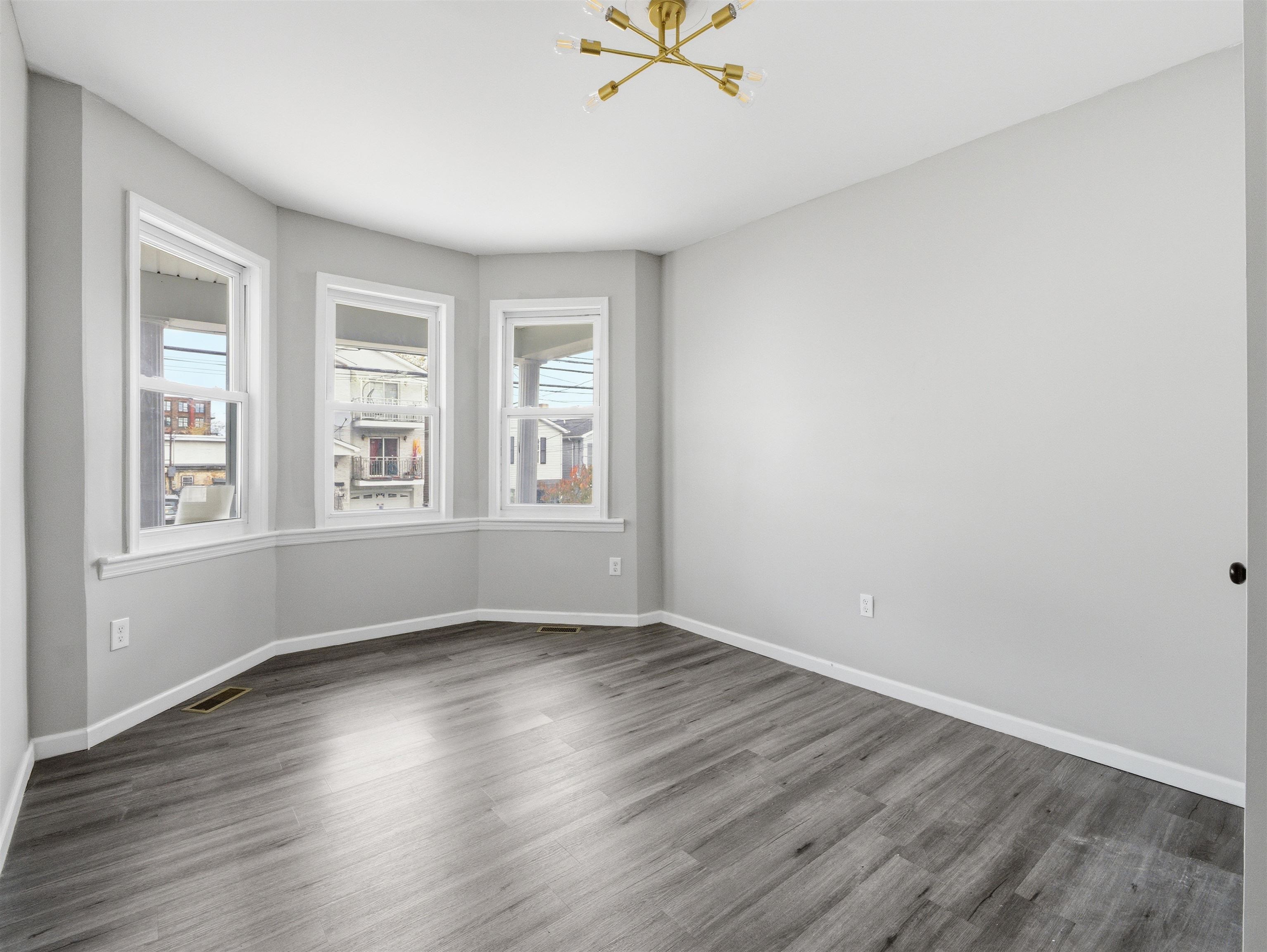 23 BAYVIEW AVE Unit: 1