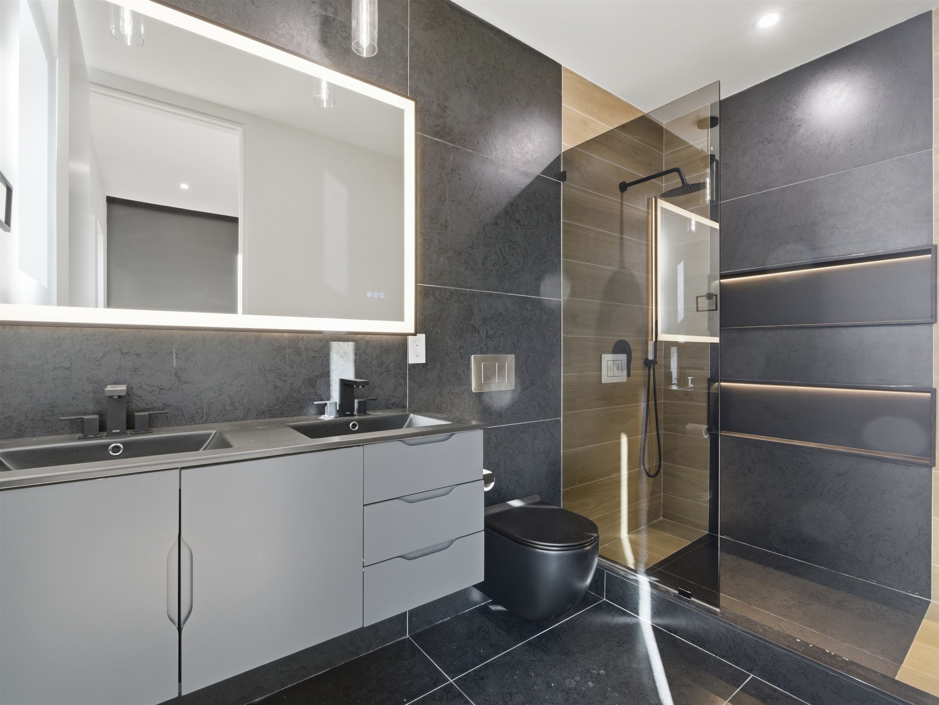 29 ARMSTRONG AVE Unit: 2L