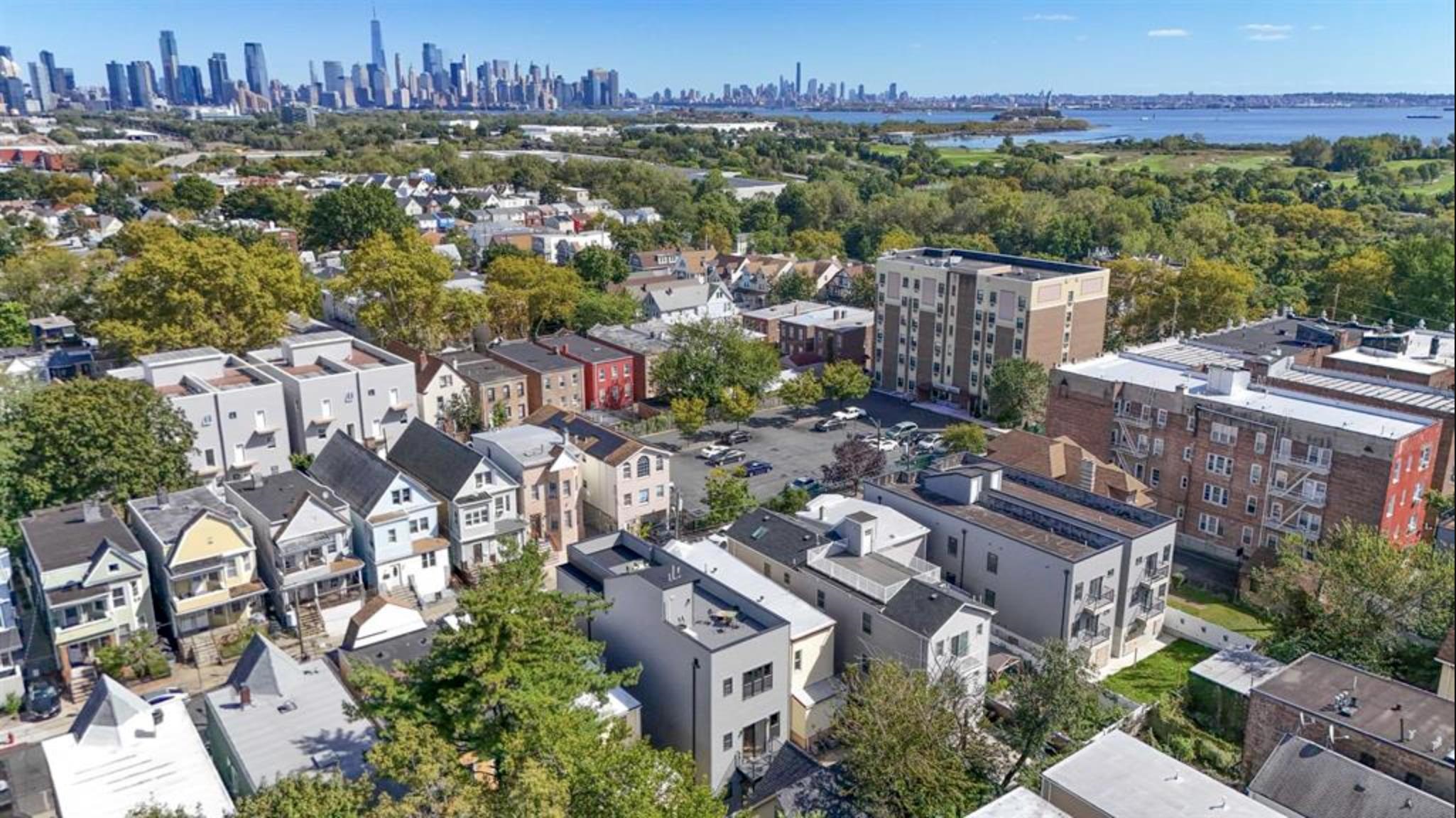 29 ARMSTRONG AVE Unit: 2L