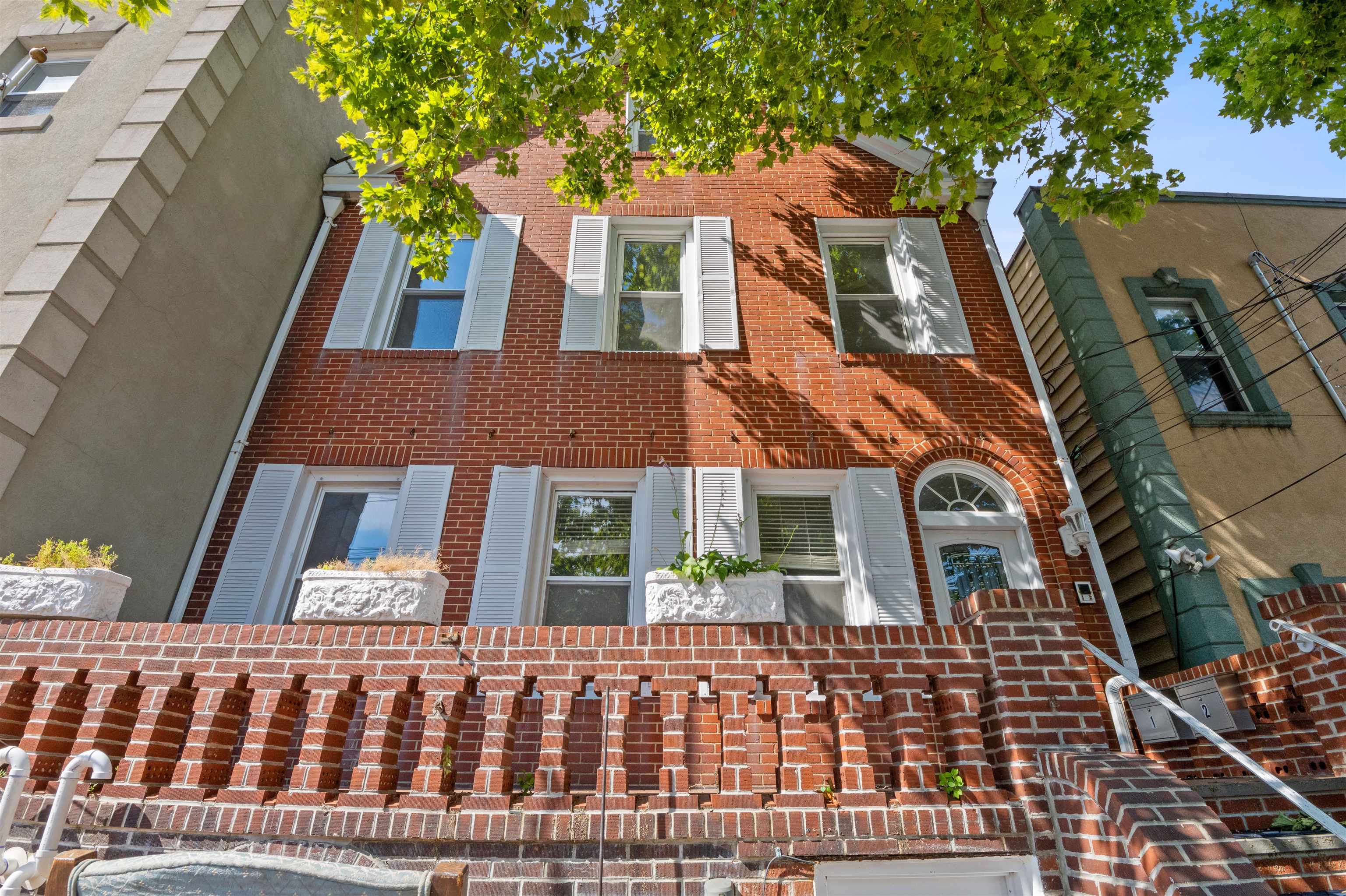 204 BEACON AVE Unit: 2