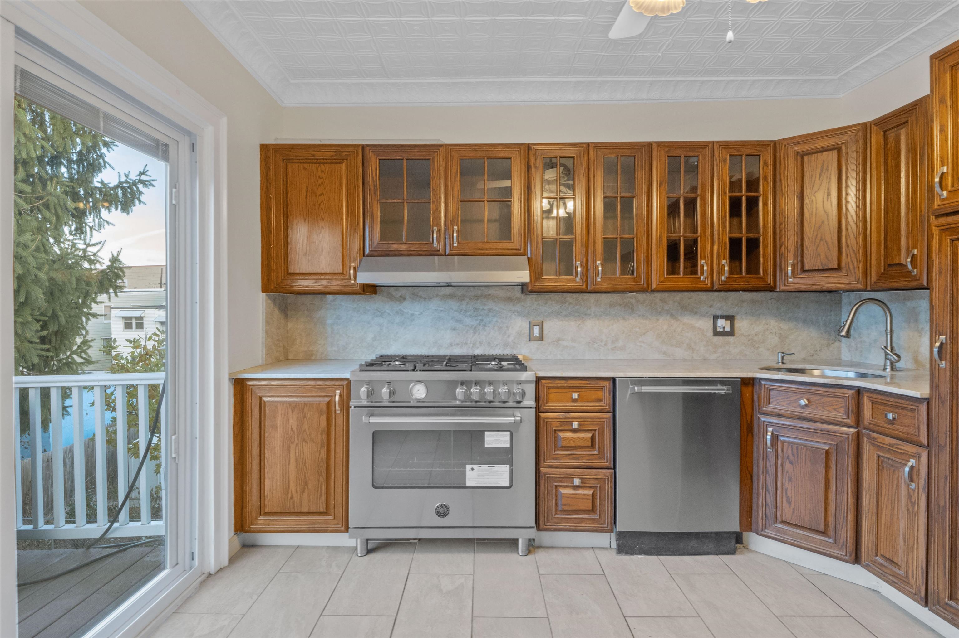 204 BEACON AVE Unit: 2