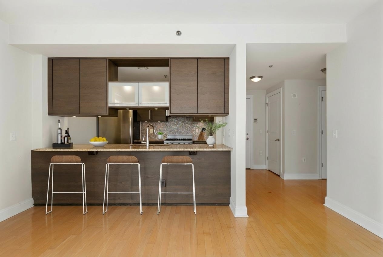 10 REGENT ST Unit: 506