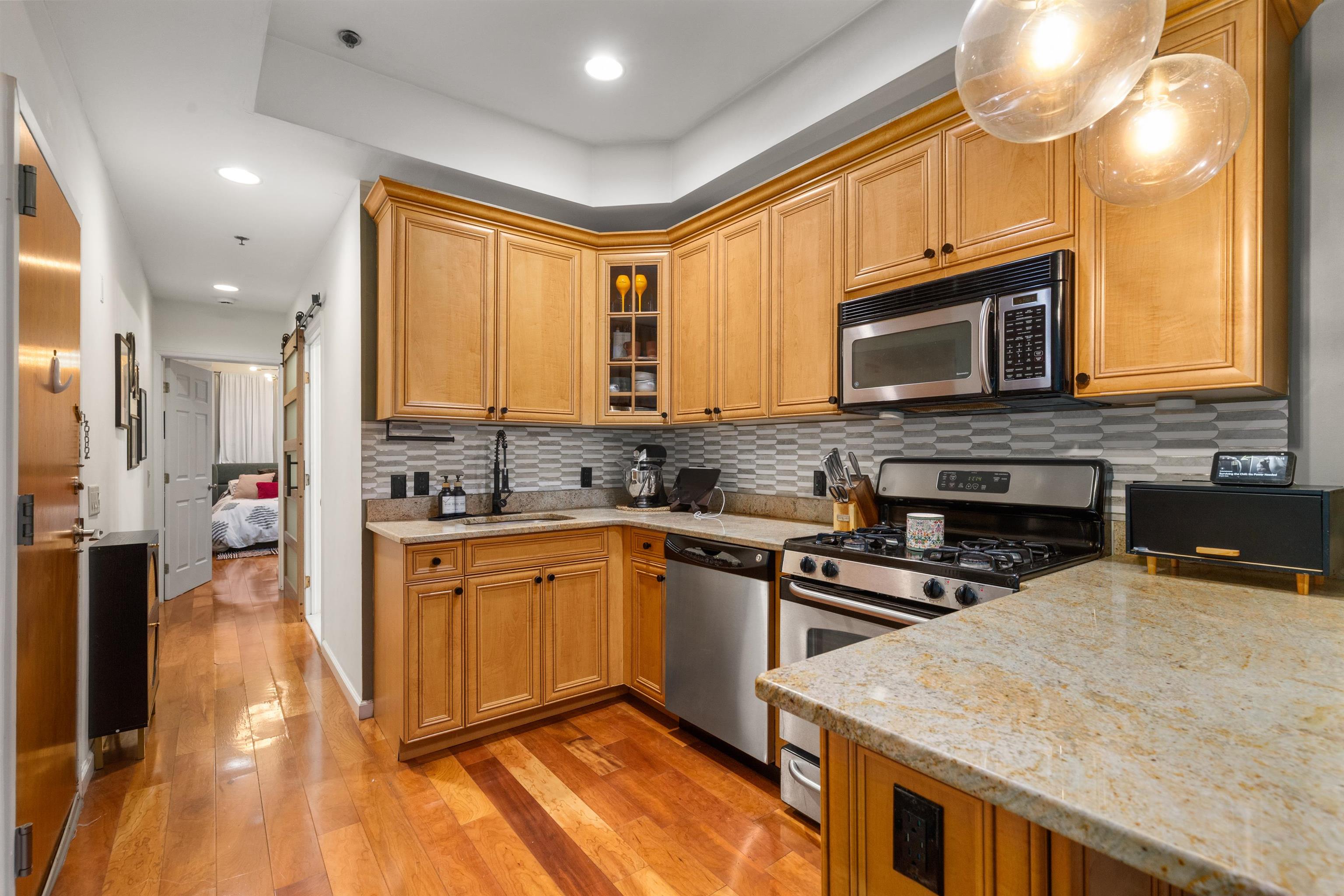 447 PAVONIA AVE Unit: 1L