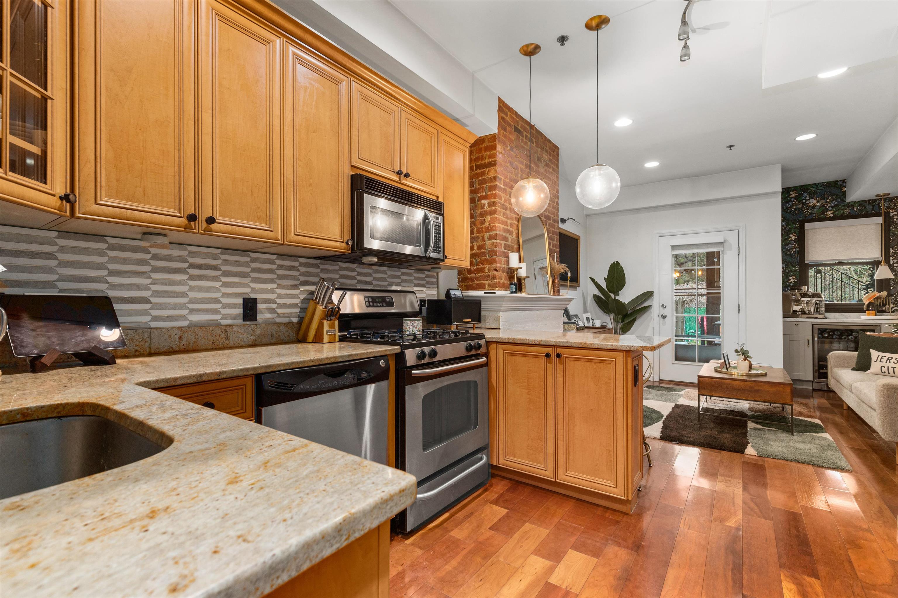 447 PAVONIA AVE Unit: 1L