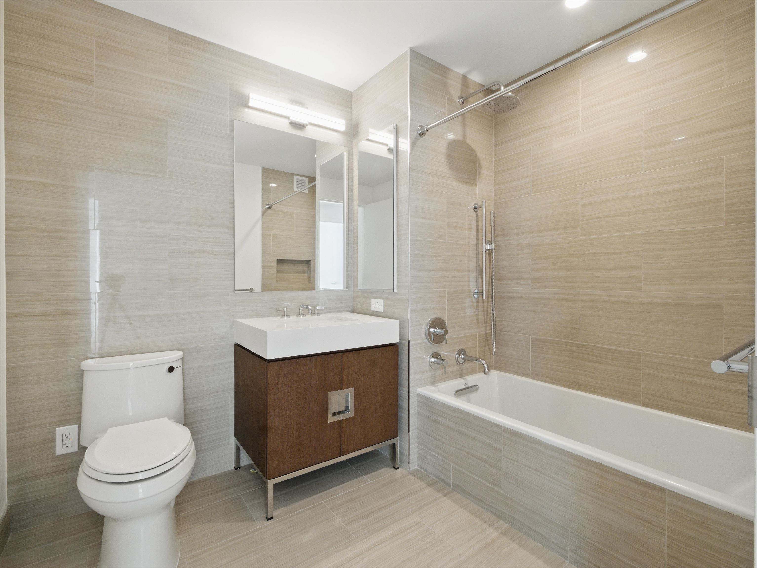 99 HUDSON ST Unit: 4207