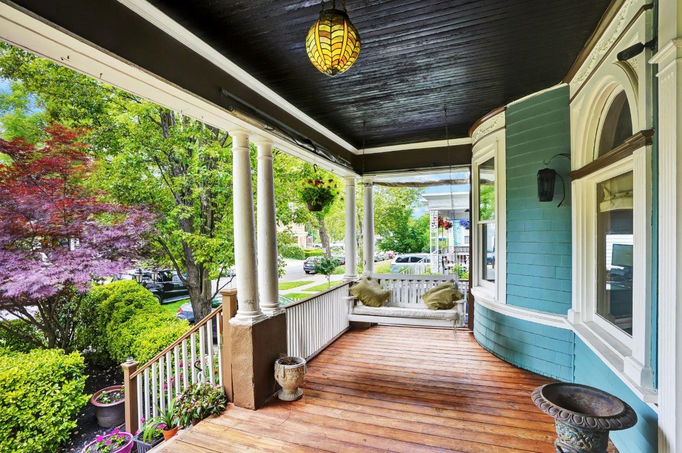 38 BENTLEY AVE