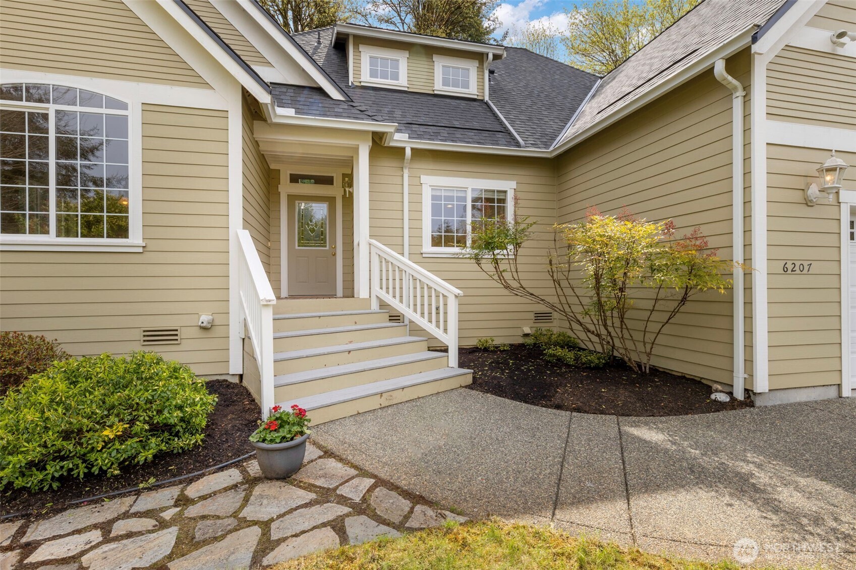 6207 NE Blakewood Court