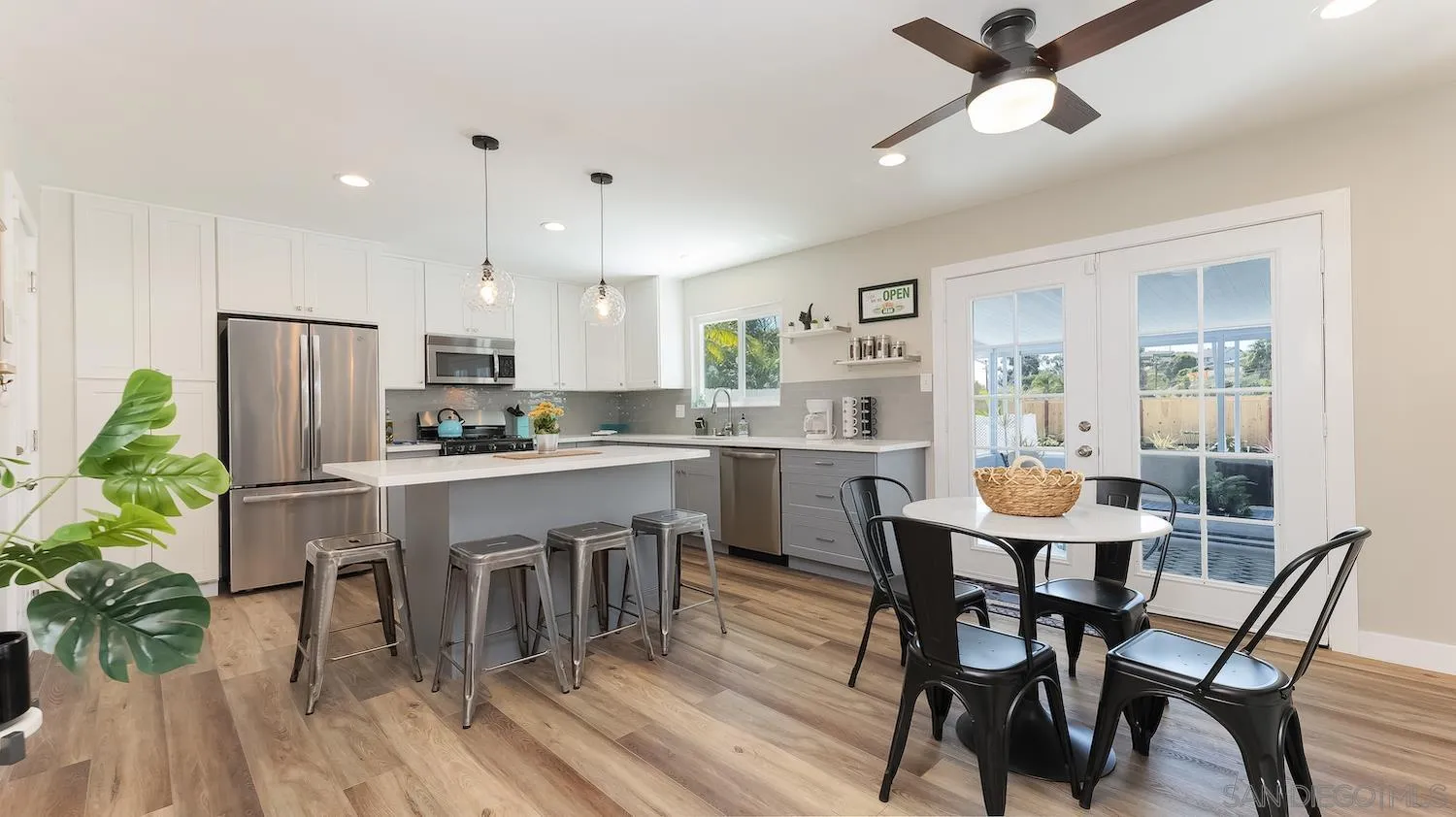 2125 Hilldale