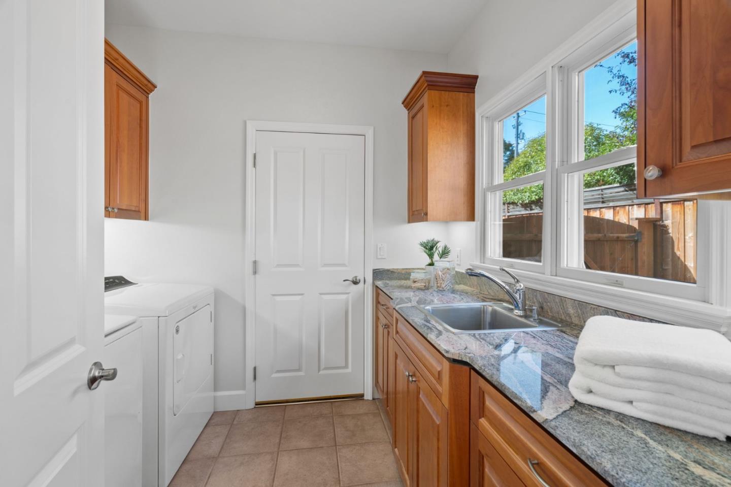 24313 Summerhill AVE