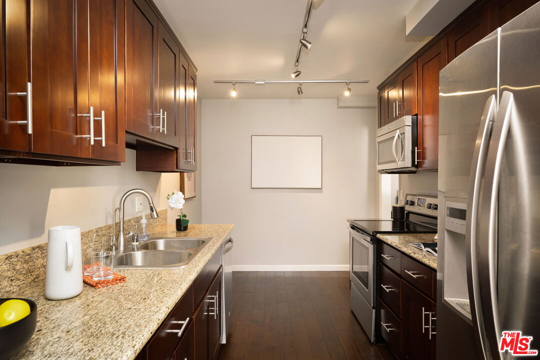 927 N Kings Rd Unit: 306