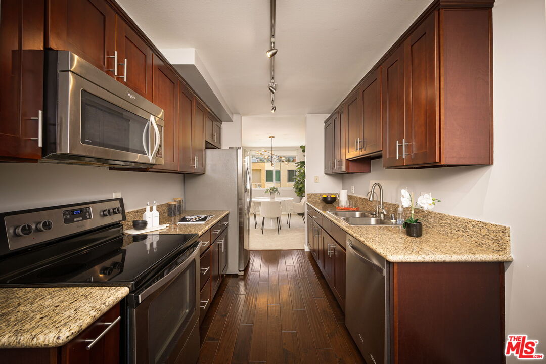 927 N Kings Rd Unit: 306