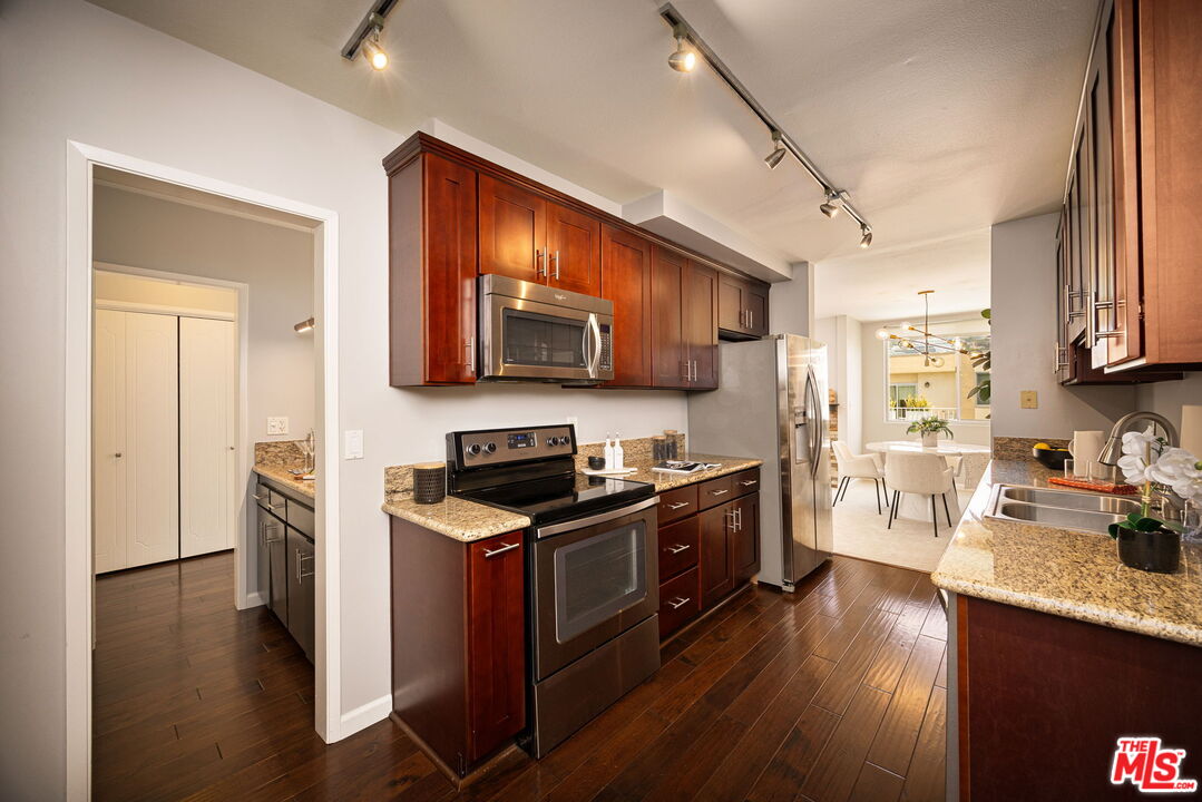 927 N Kings Rd Unit: 306