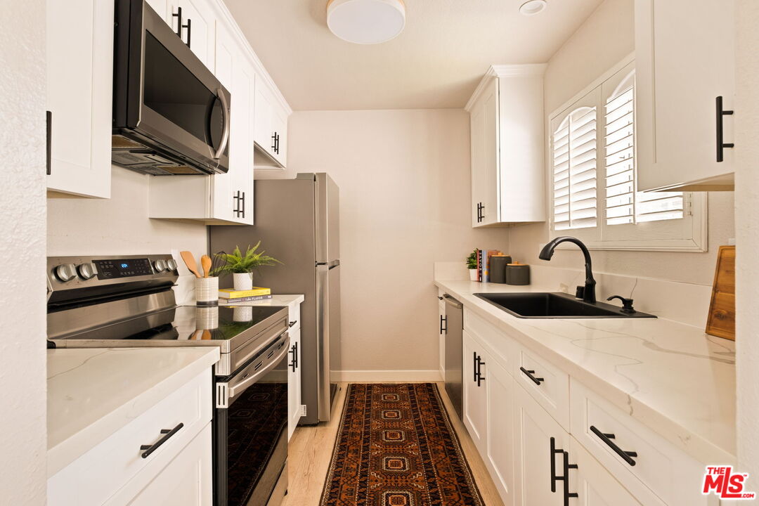 8400 De Longpre Ave Unit: 310