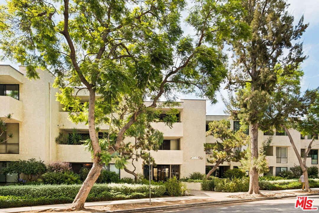 8400 De Longpre Ave Unit: 310
