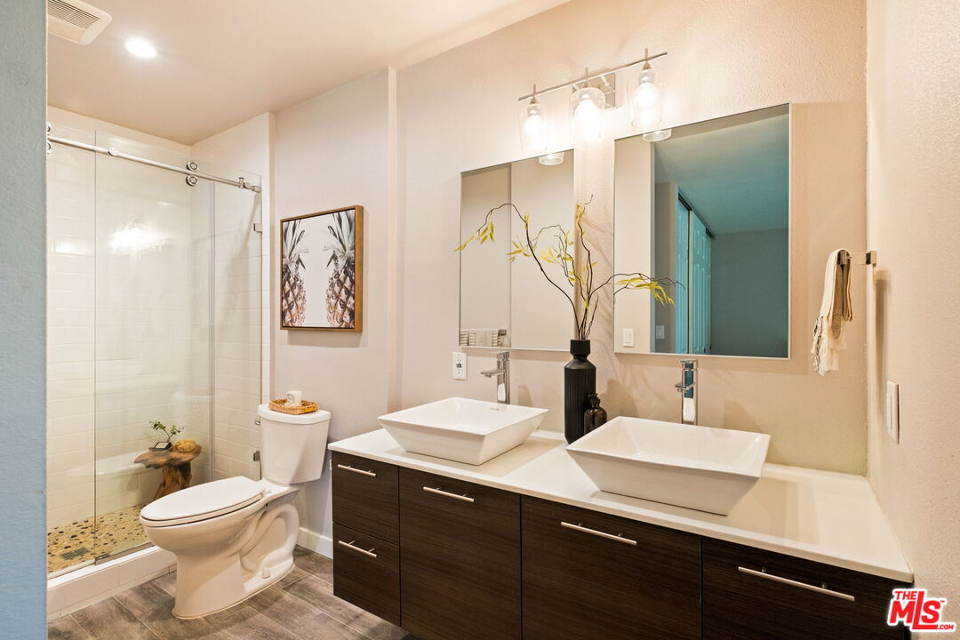 8400 De Longpre Ave Unit: 310