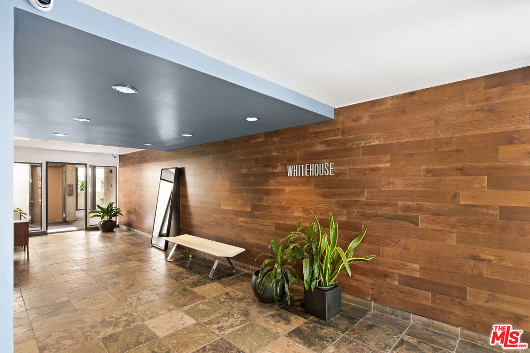 8400 De Longpre Ave Unit: 310