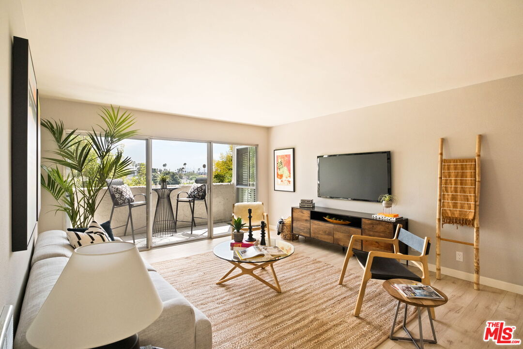 8400 De Longpre Ave Unit: 310