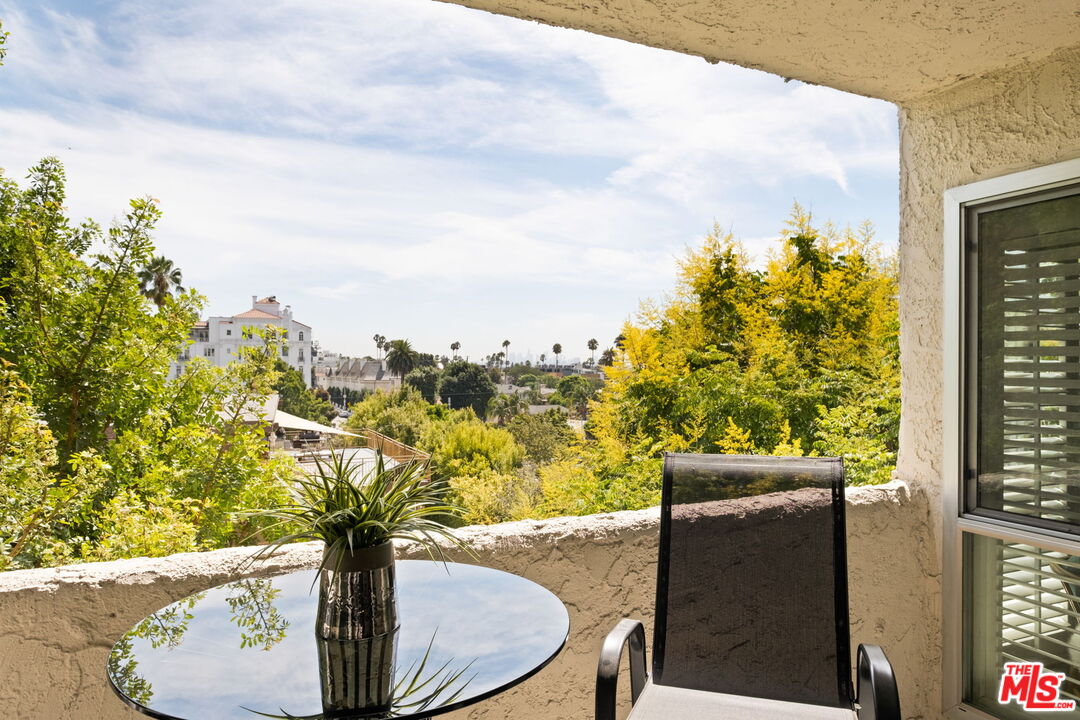 8400 De Longpre Ave Unit: 310