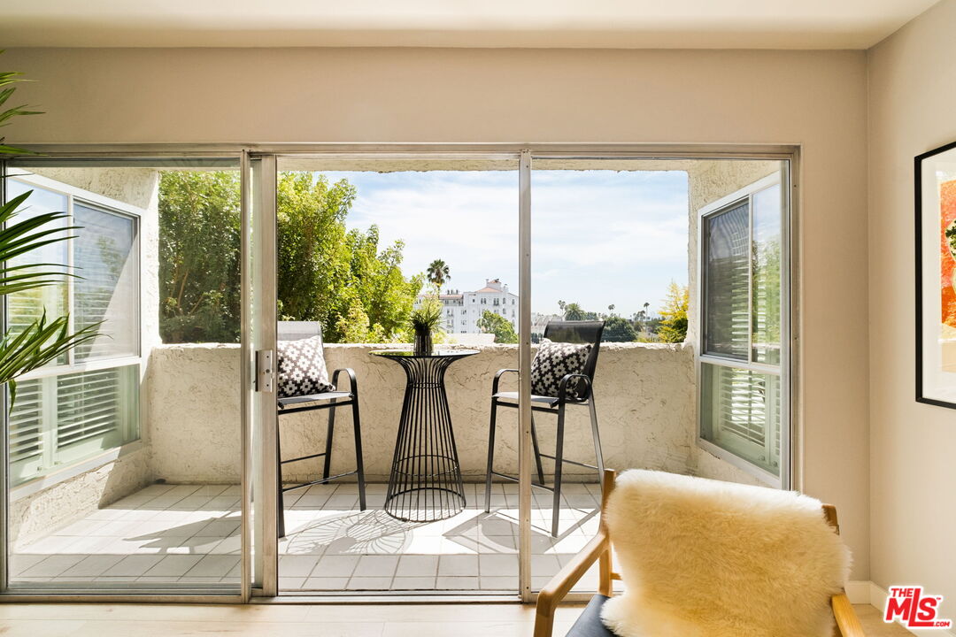 8400 De Longpre Ave Unit: 310