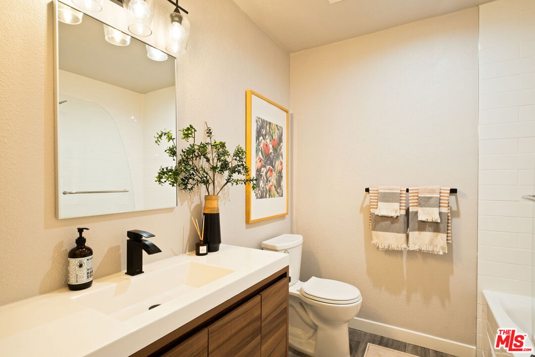 8400 De Longpre Ave Unit: 310