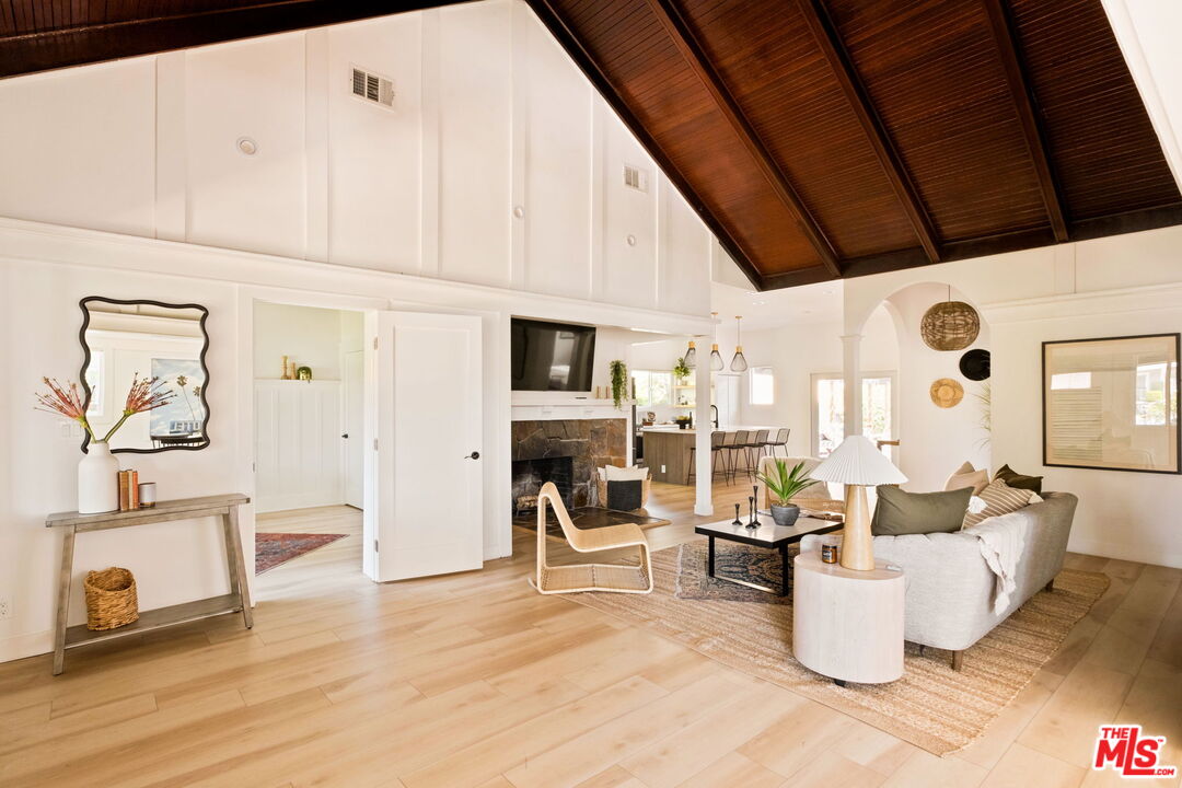 1638 S Van Ness Ave