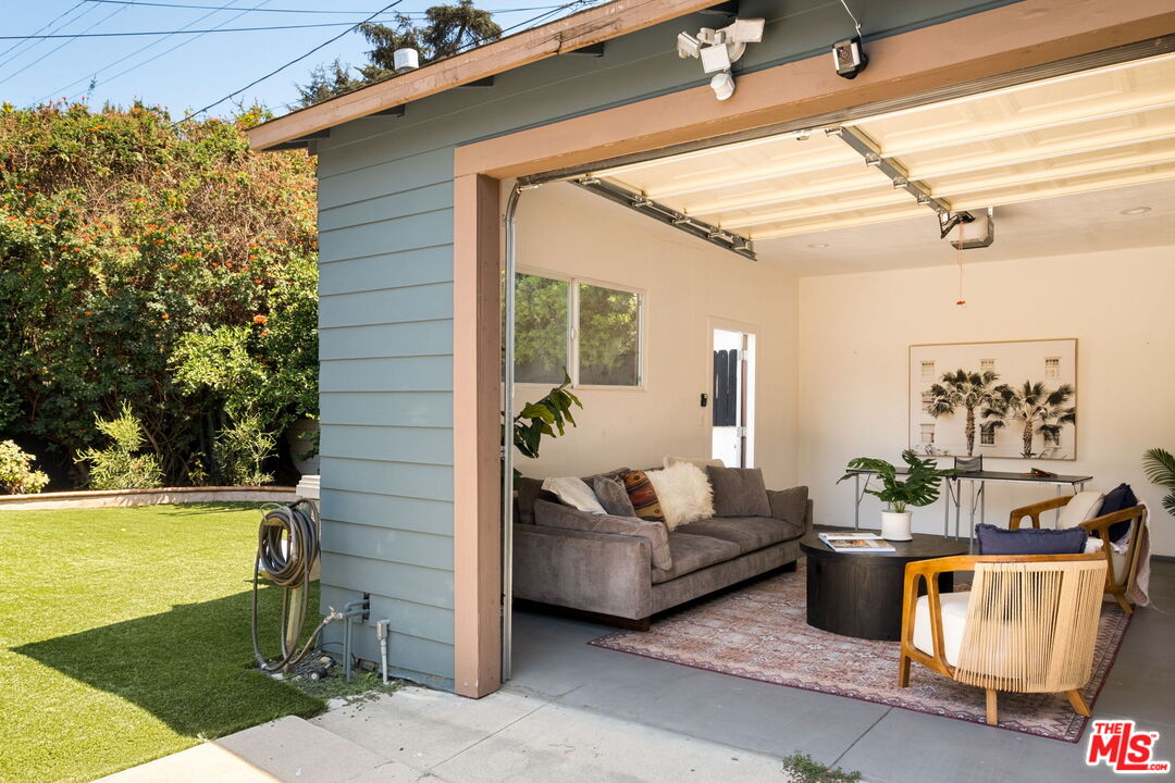 1638 S Van Ness Ave