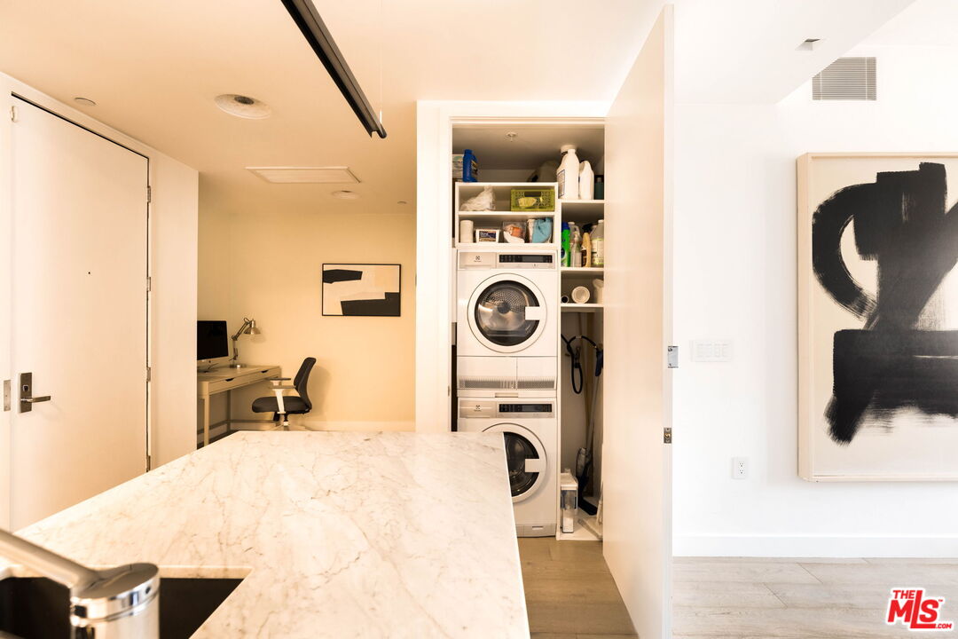 6001 Carlton Way Unit: 209