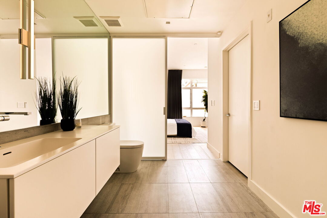 6001 Carlton Way Unit: 209