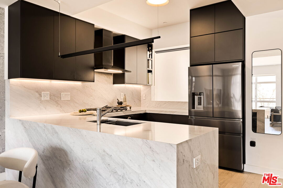6001 Carlton Way Unit: 209