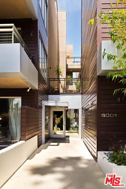 6001 Carlton Way Unit: 209