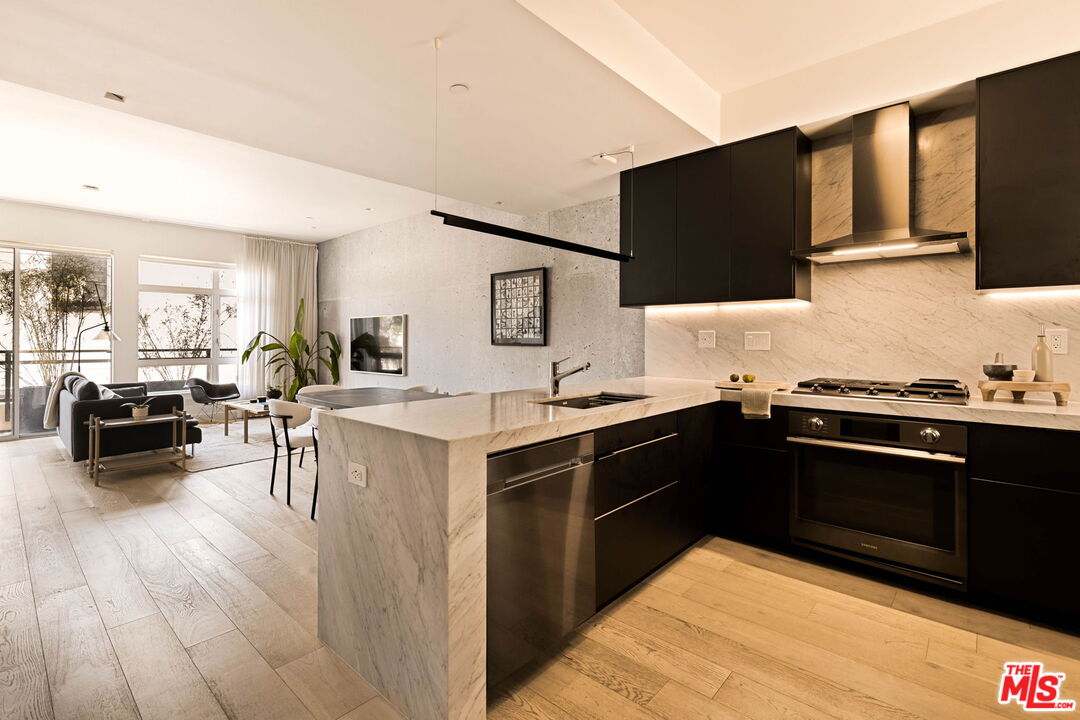 6001 Carlton Way Unit: 209