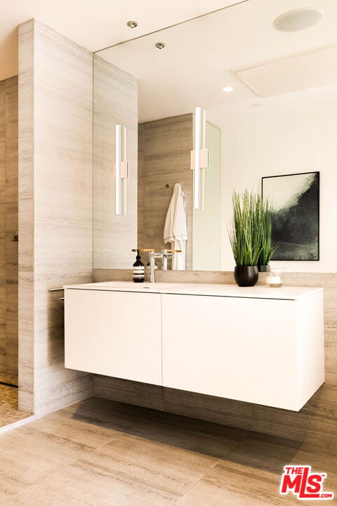 6001 Carlton Way Unit: 209