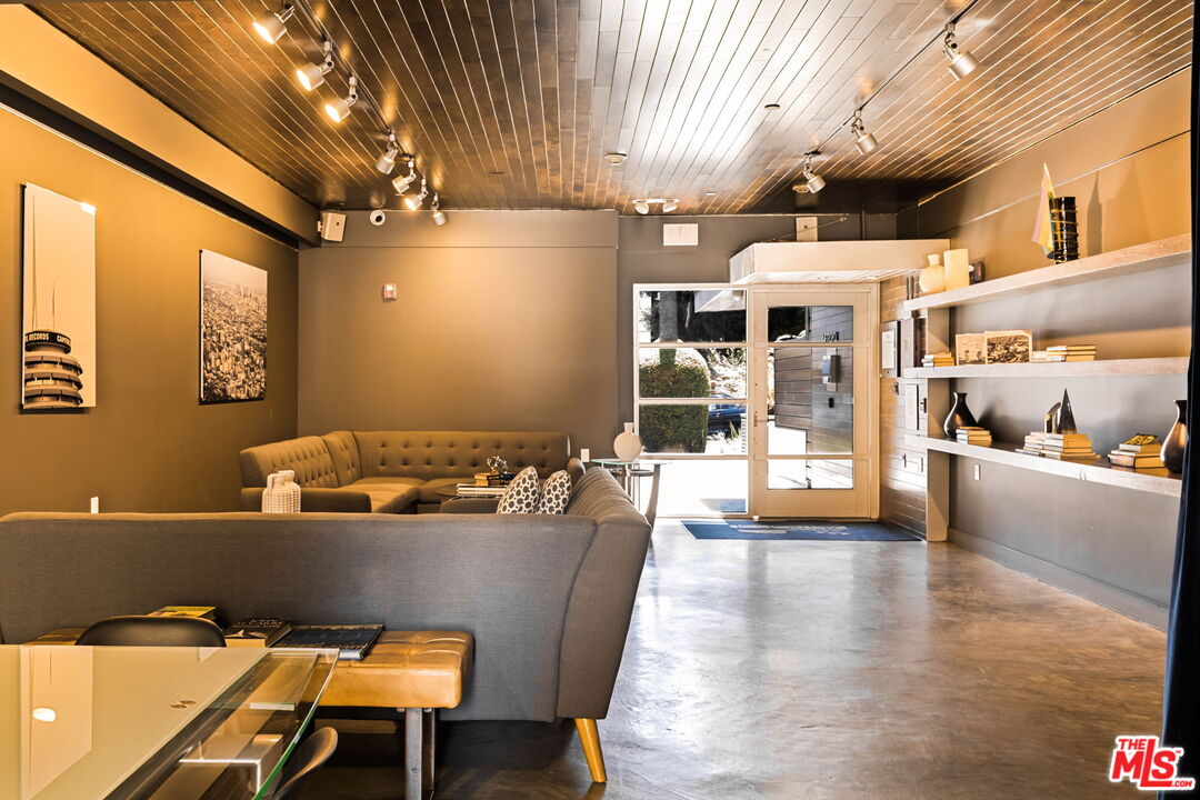 6001 Carlton Way Unit: 209
